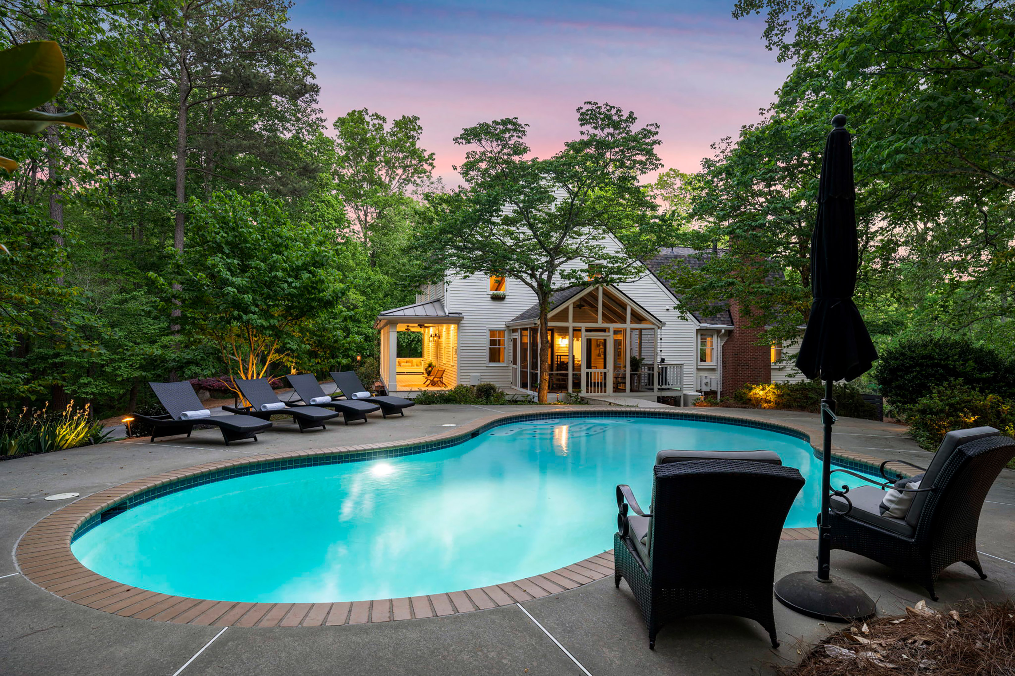  Live Timeless in Coveted Farmhouse on 4+ Private Gated Acres In Roswell - 物件實景