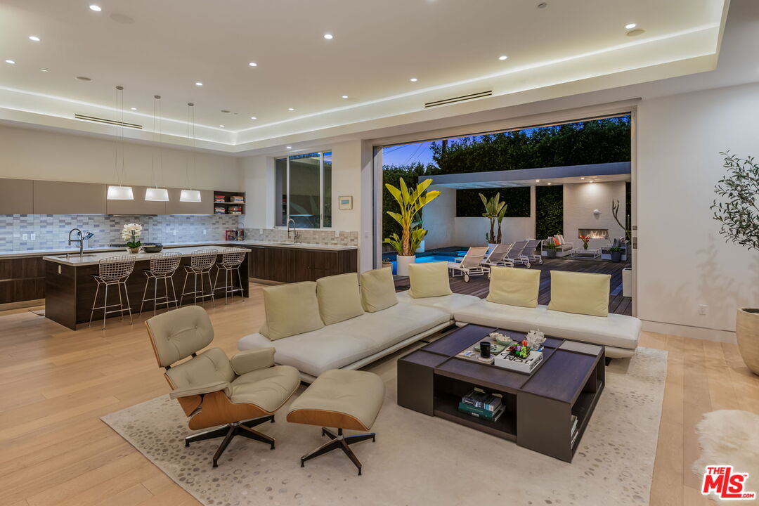 Los Angeles, California, 90046, United States, 5 Bedrooms Bedrooms, ,2 BathroomsBathrooms,Residential,For Sale,1829471