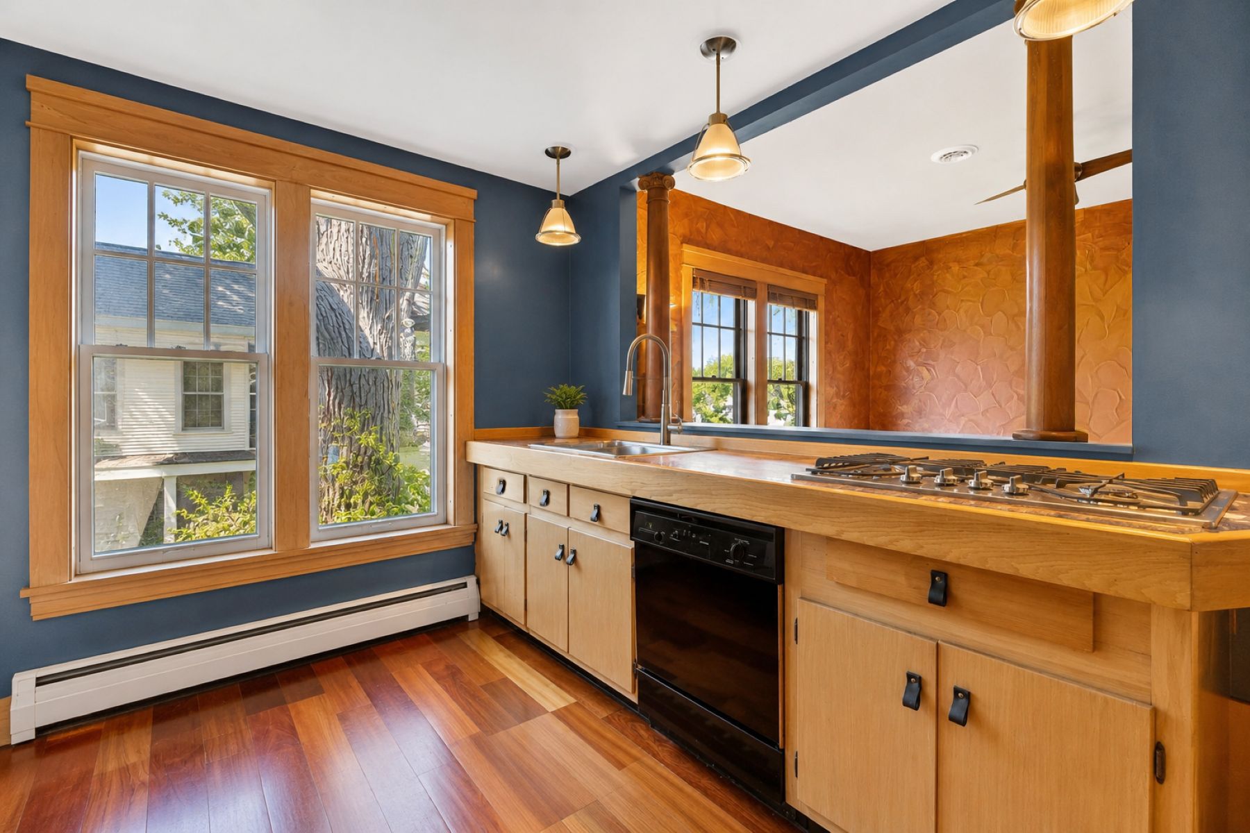  Rich Craftsmanship and Versatility in this Historic Residence - 物件實景