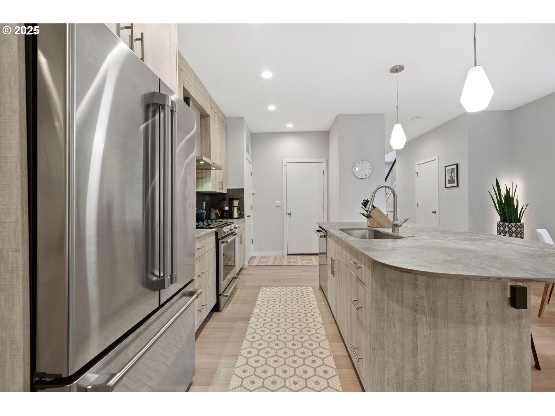 Portland, Oregon, 97211, United States, 3 Bedrooms Bedrooms, ,2 BathroomsBathrooms,Residential,For Sale,1926283