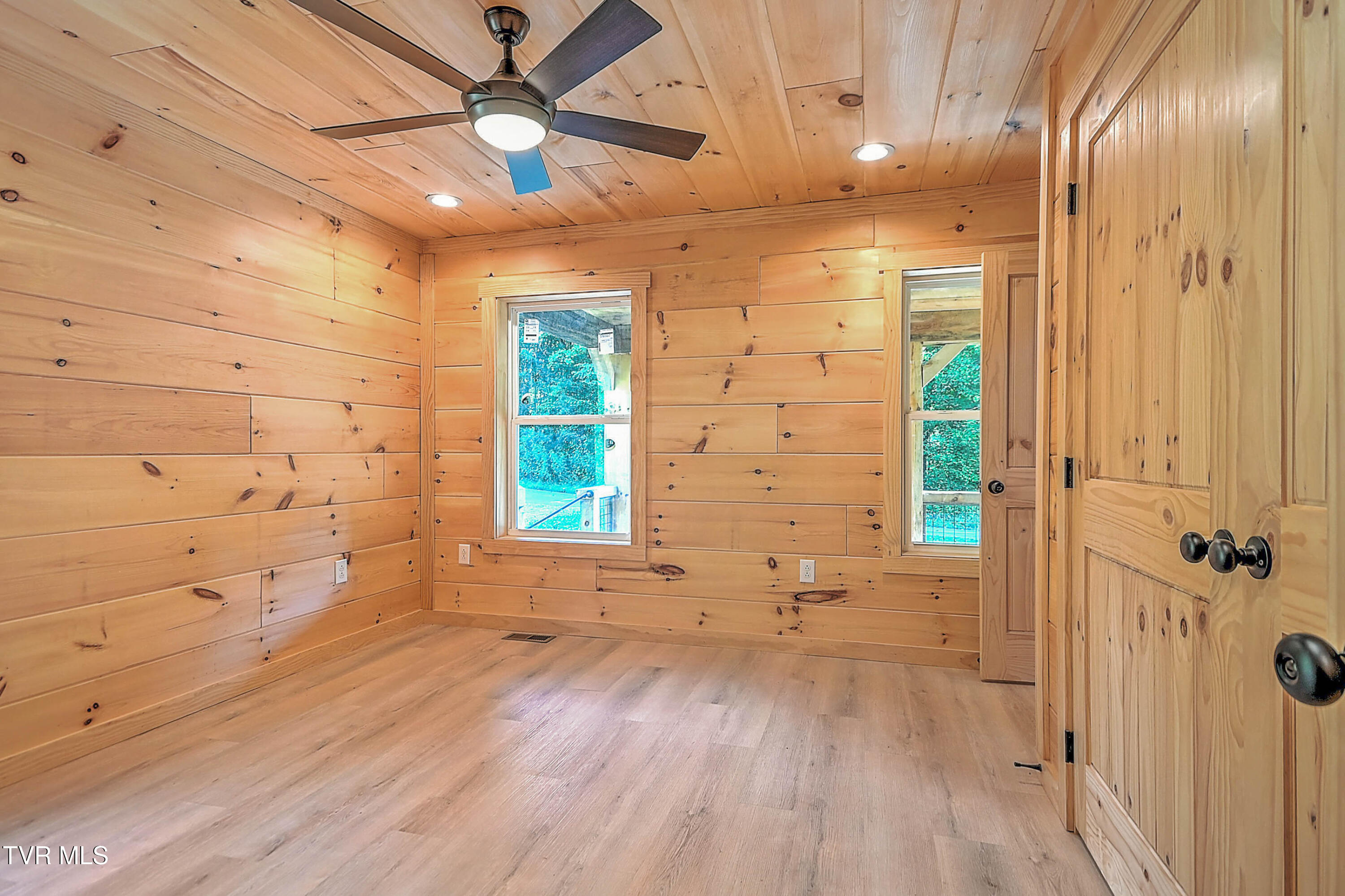 Greeneville, Tennessee, 37743, United States, 4 Bedrooms Bedrooms, ,3 BathroomsBathrooms,Residential,For Sale,1976358