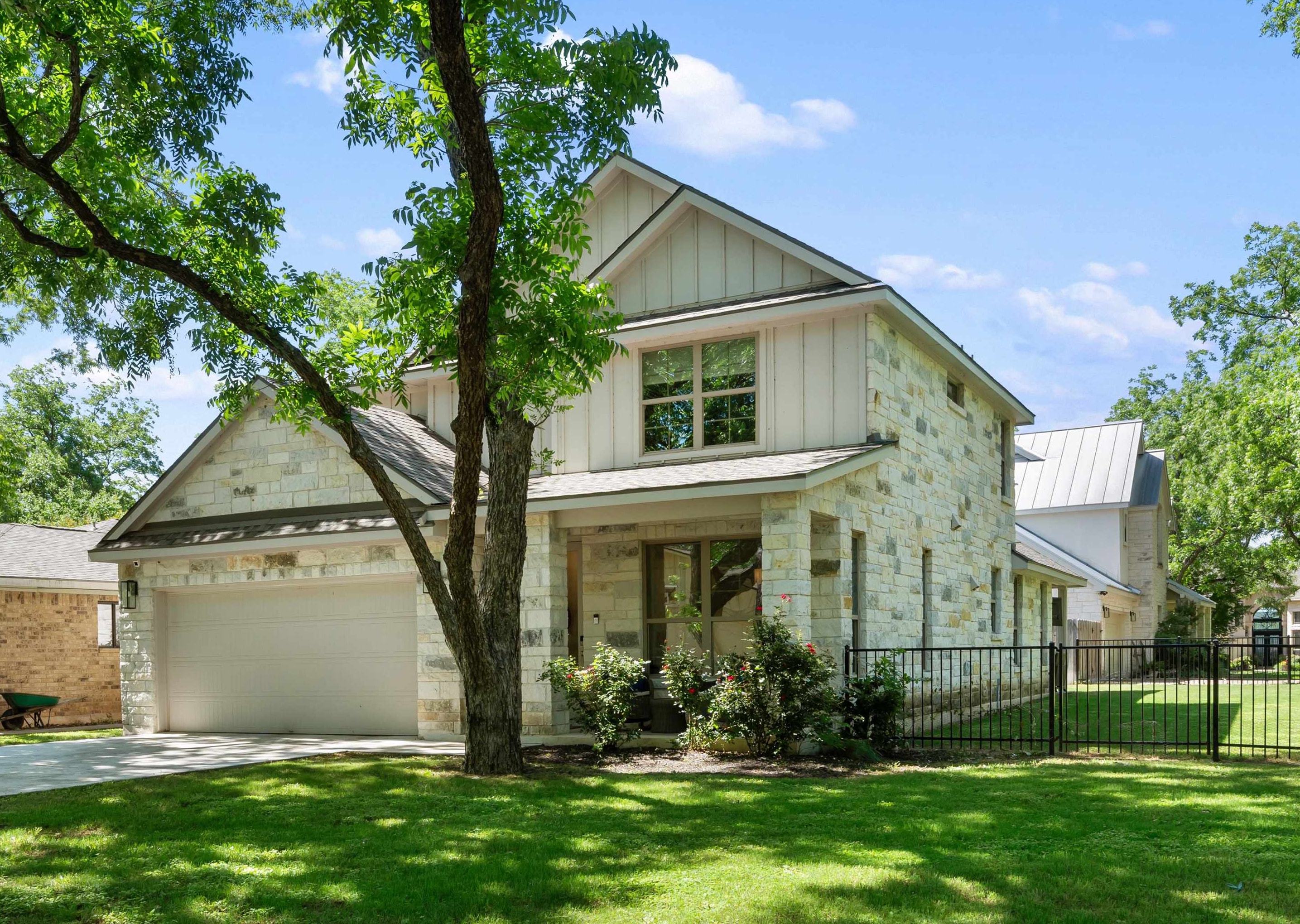 Meadowlakes, Texas, 78654, United States, 5 Bedrooms Bedrooms, ,4 BathroomsBathrooms,Residential,For Sale,1796370