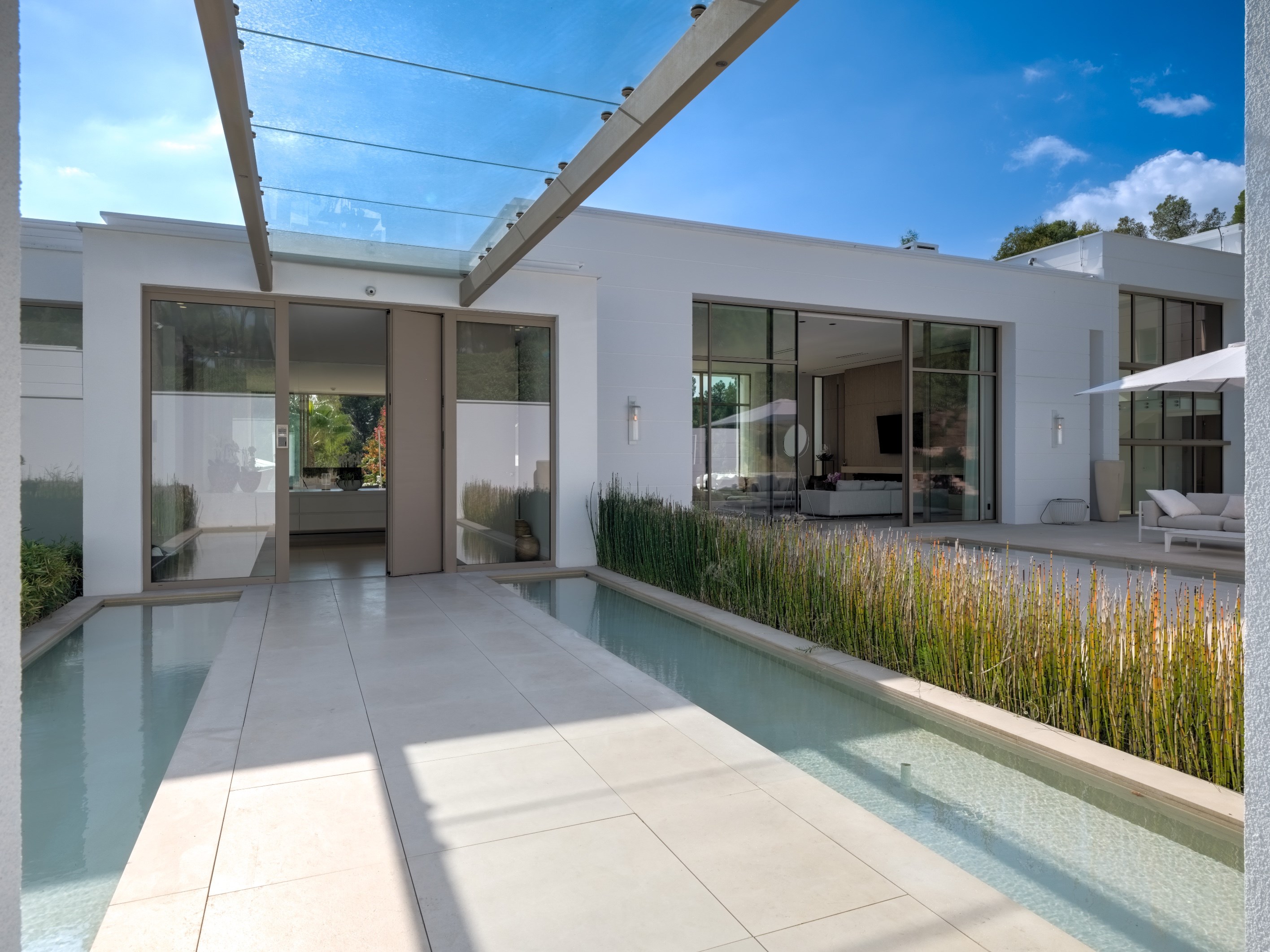  Contemporary luxury villa with guest house, wellness area and pool for sale in … - 物件實景