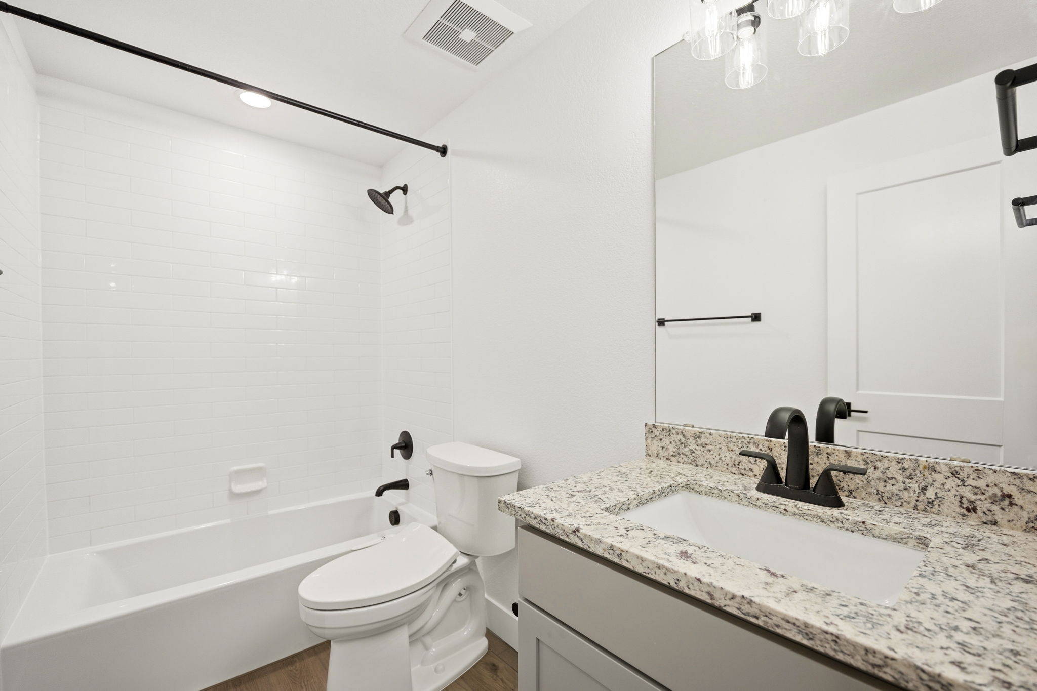  Newly constructed home offering 6 beds & 4 baths with a flexible layout - 物件實景