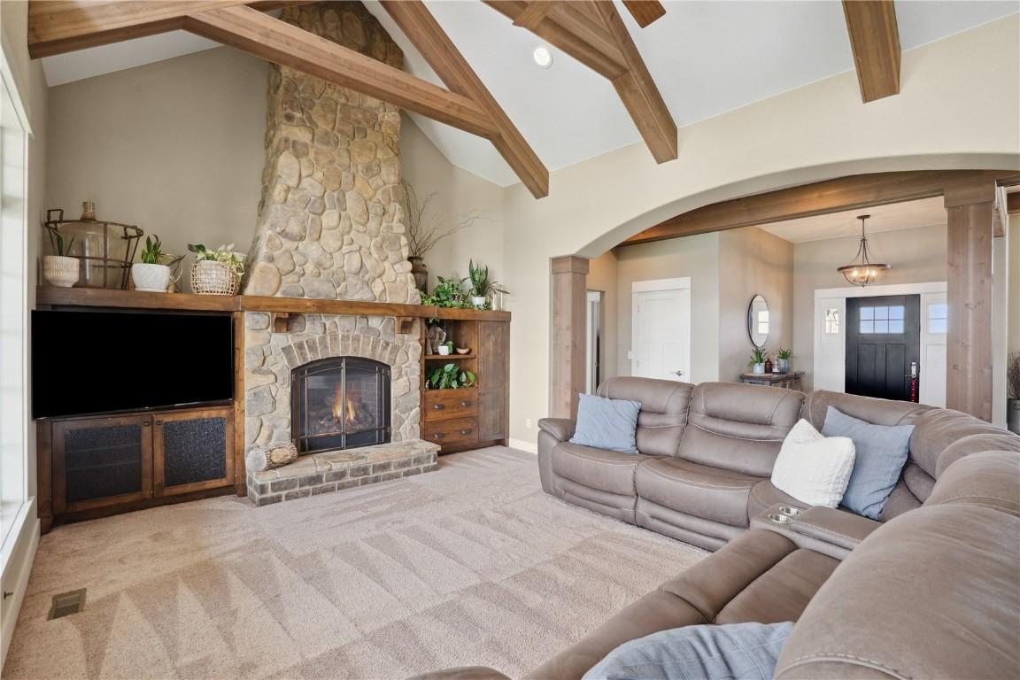 Vinton, Iowa, 52349, United States, 5 Bedrooms Bedrooms, ,6 BathroomsBathrooms,Residential,For Sale,1980405