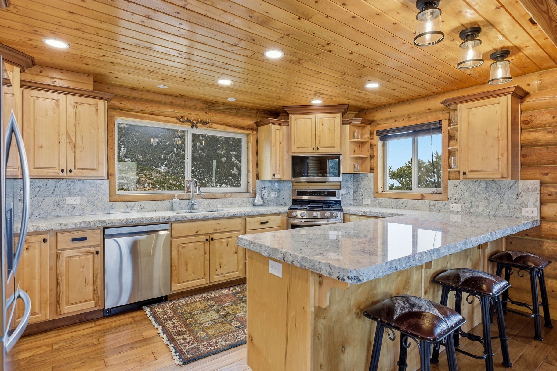  Renovated Log Cabin in Cedar Highlands with Wraparound Deck & Mountain Views - 物件實景