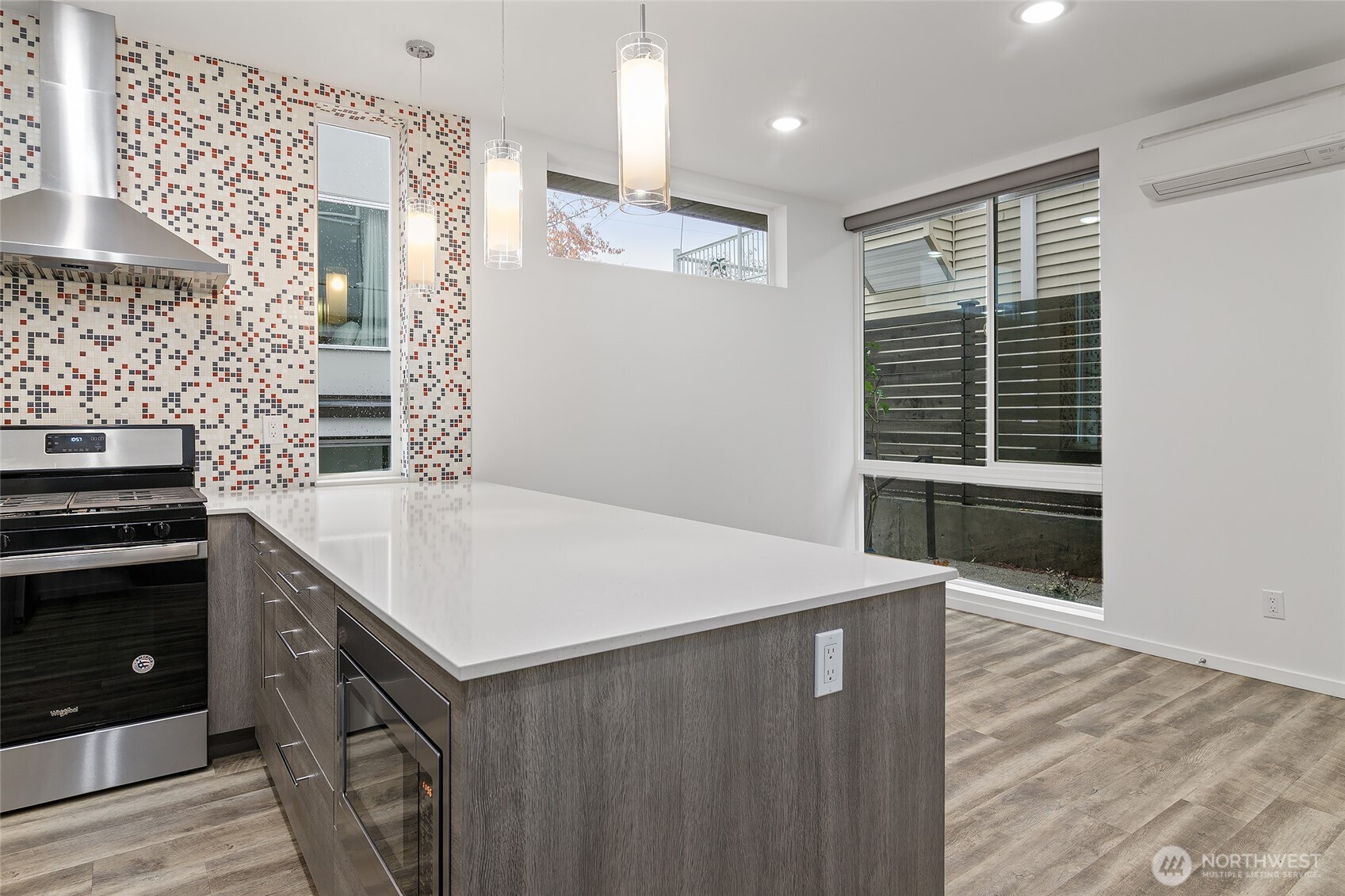 Seattle, Washington, 98103, United States, 2 Bedrooms Bedrooms, ,1 BathroomBathrooms,Residential,For Sale,1991095