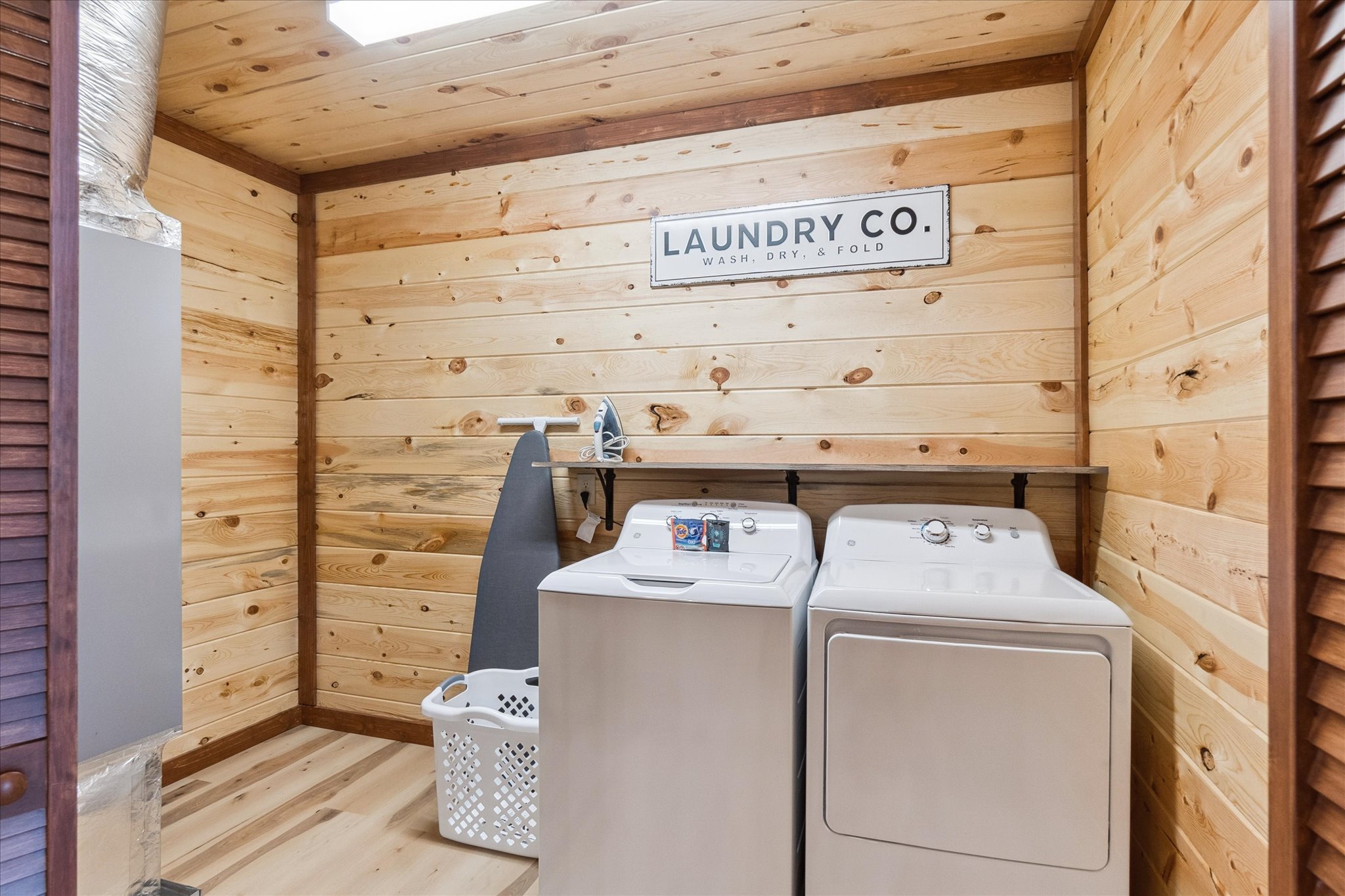 Sevierville, Tennessee, 37876, United States, 8 Bedrooms Bedrooms, ,9 BathroomsBathrooms,Residential,For Sale,1981124