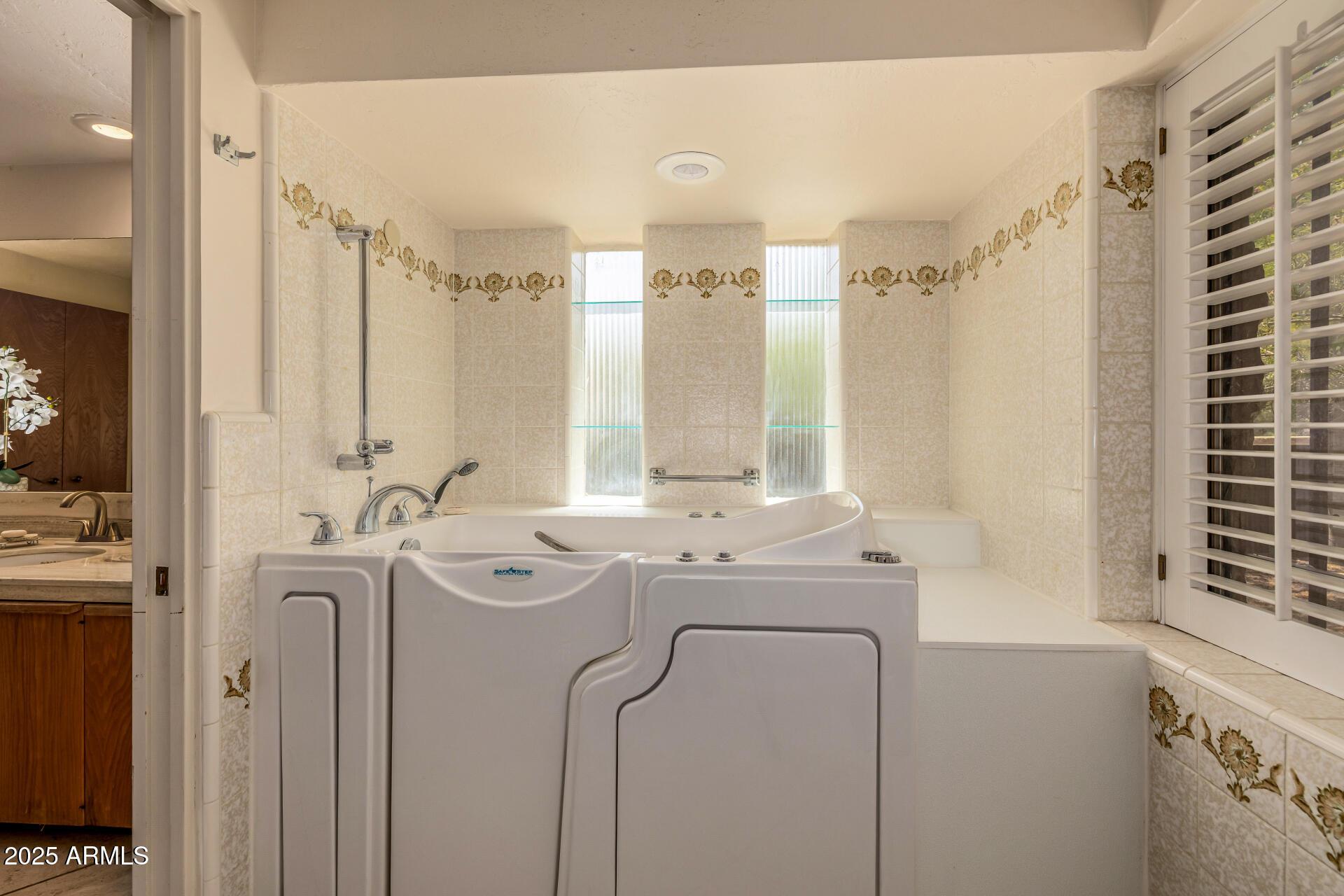 Paradise Valley, Arizona, 85253, United States, 4 Bedrooms Bedrooms, ,8 BathroomsBathrooms,Residential,For Sale,1983455