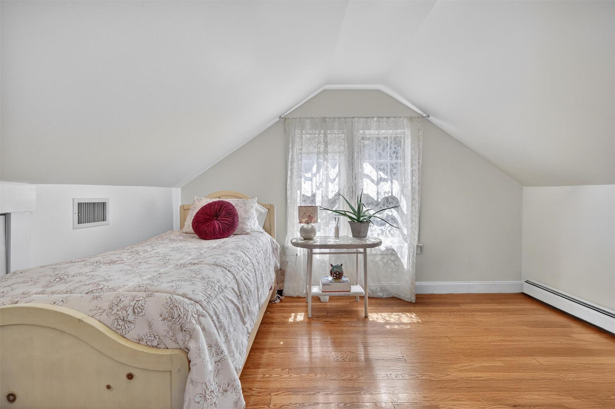 Airmont, New York, 10901, United States, 5 Bedrooms Bedrooms, ,3 BathroomsBathrooms,Residential,For Sale,1868827