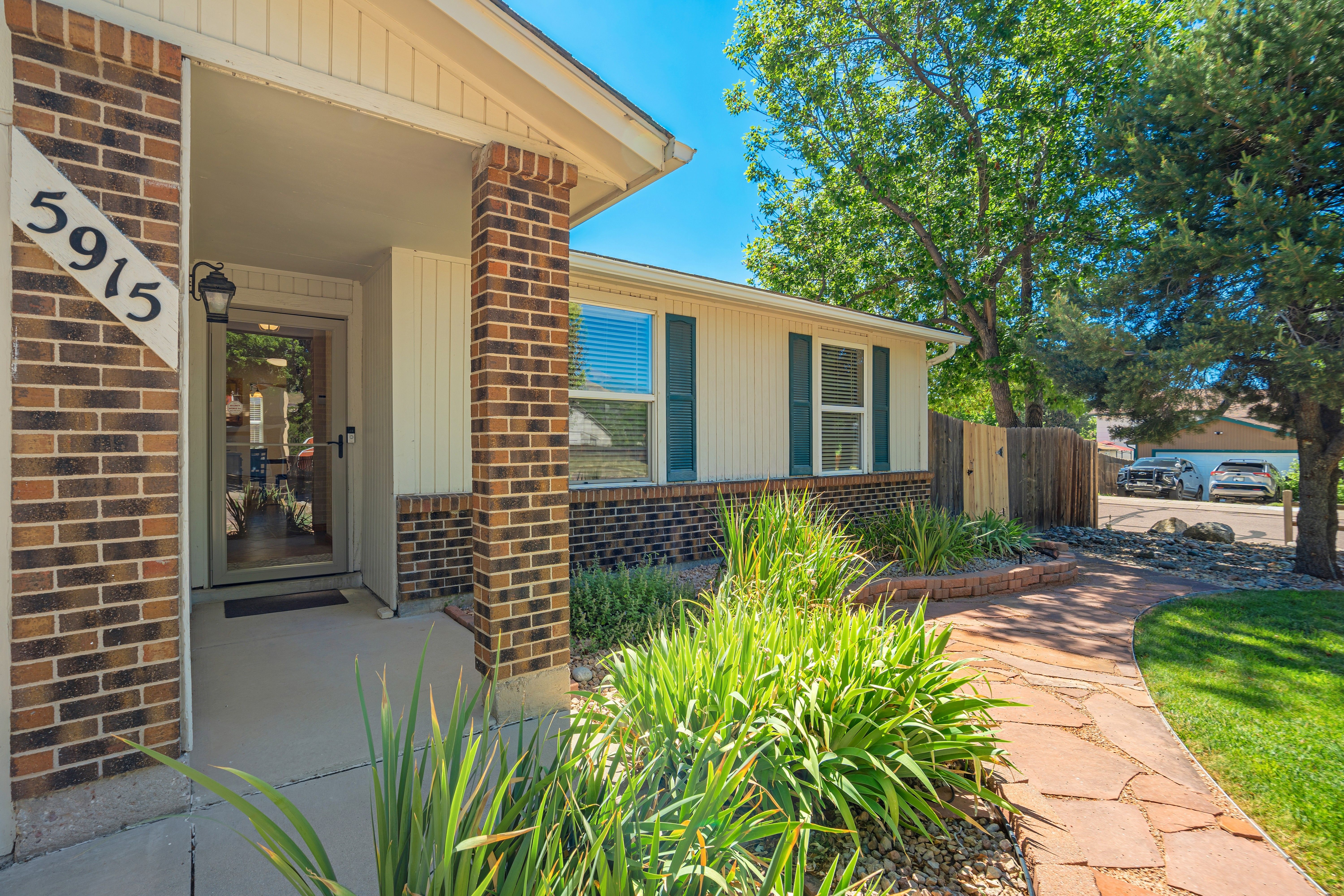  Nestled on a Spacious Corner Lot, Discover Mountain Charm w/ Warm Wood Accents - 物件實景