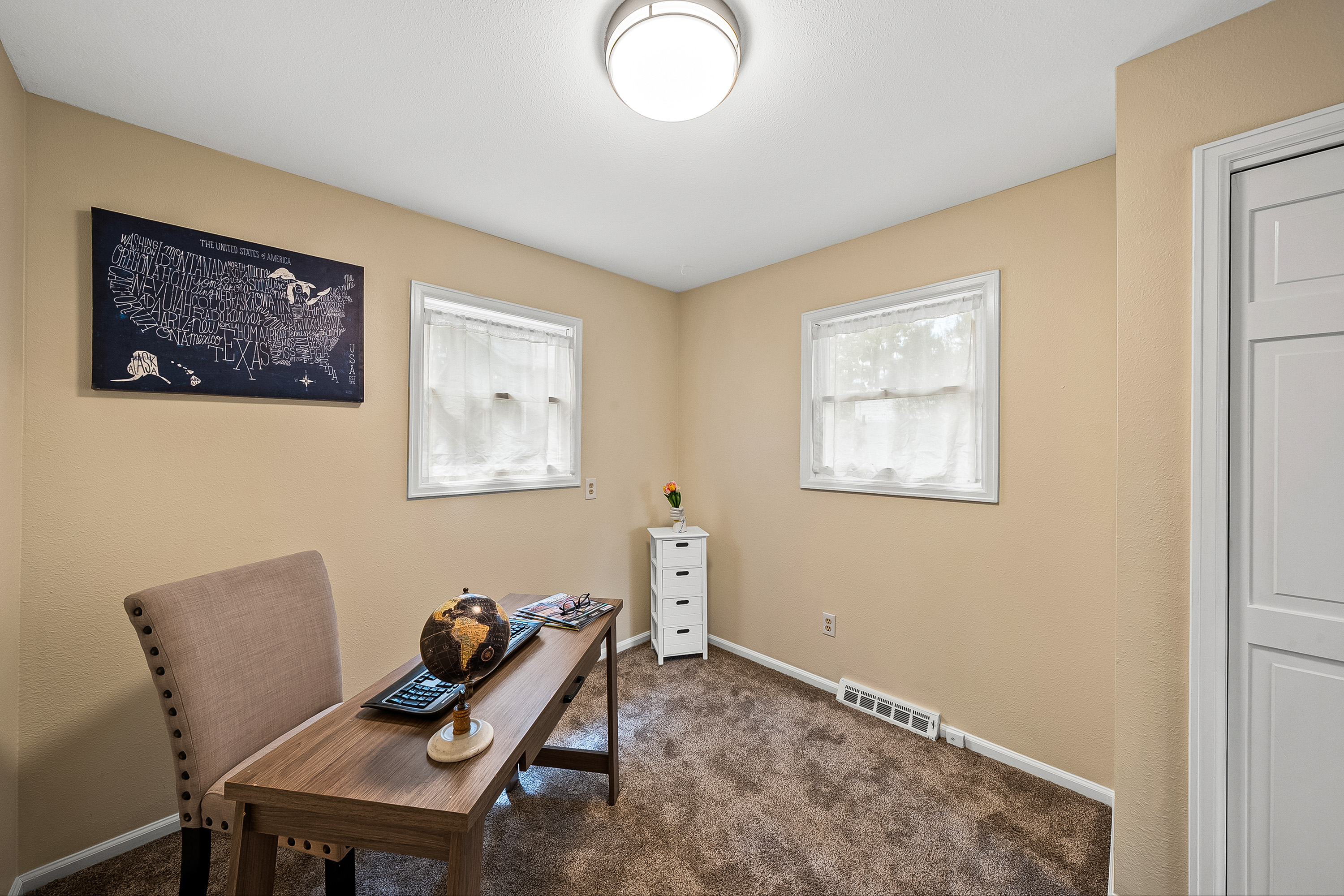  Rare Opportunity to Own 2 Homes Just Steps Away from Coveted Evergreen Lake - 物件實景