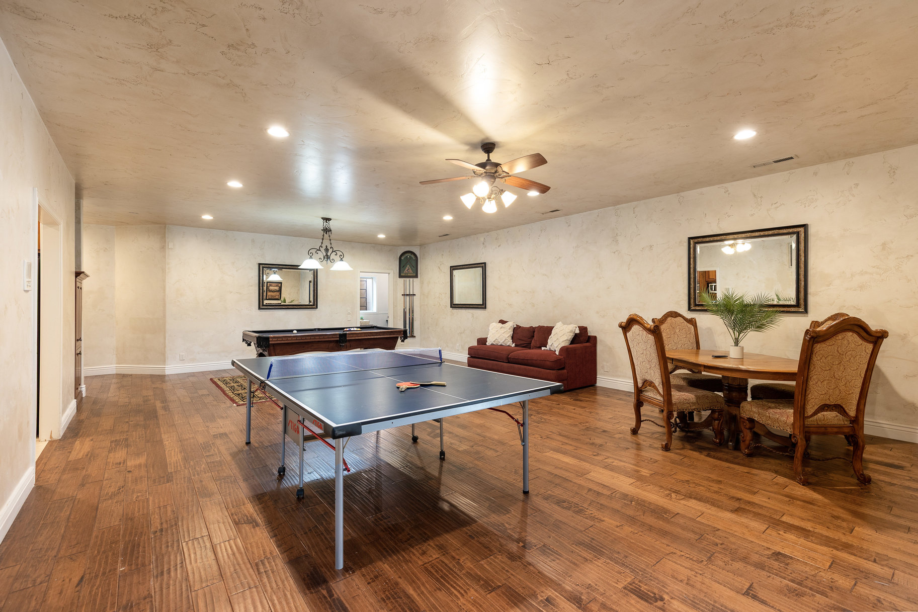  Tuscany Revival Resort-Style Living With Theater Room, Pool & 4-Car Garage - 物件實景