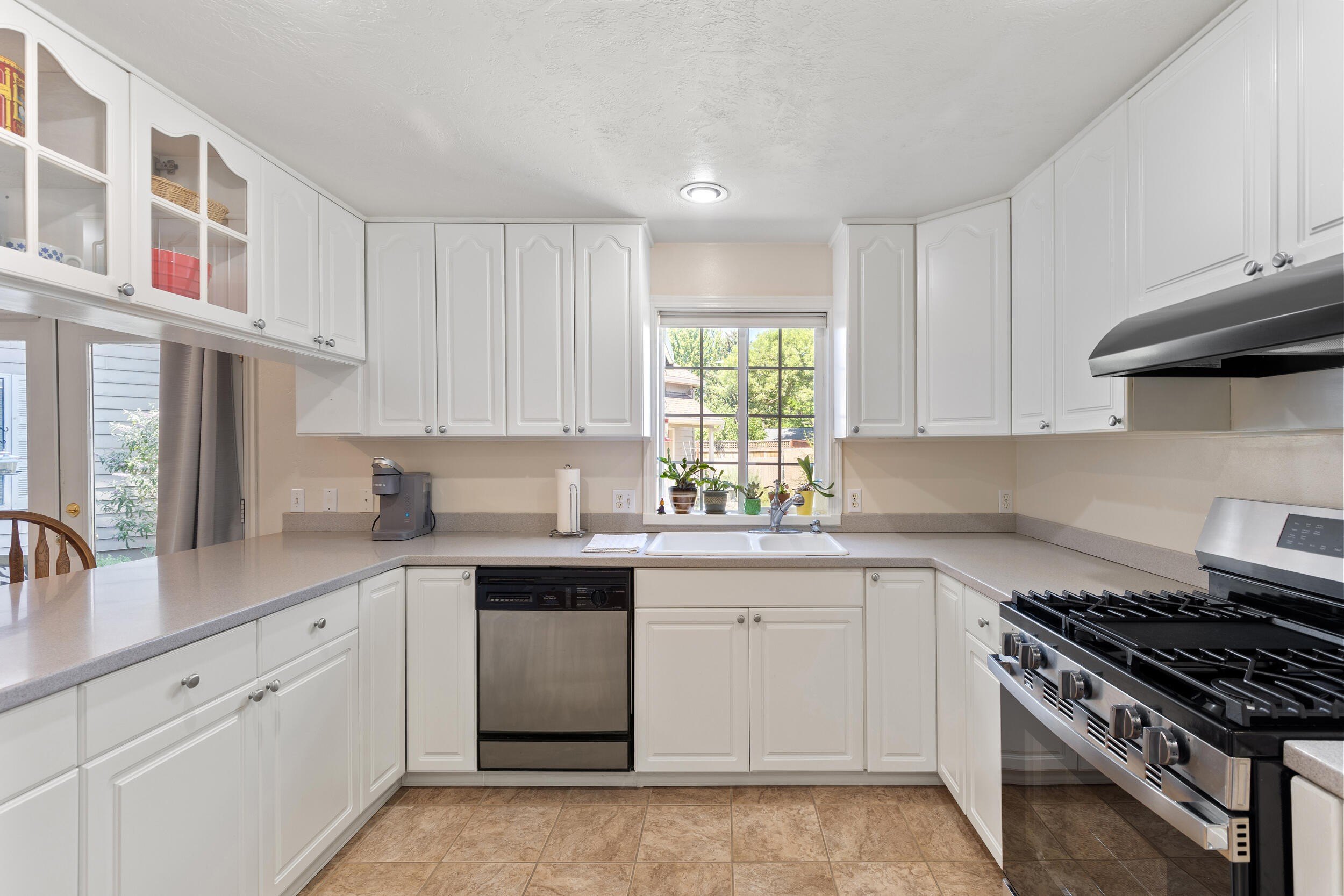 Medford, Oregon, 97504, United States, 4 Bedrooms Bedrooms, ,3 BathroomsBathrooms,Residential,For Sale,1974325