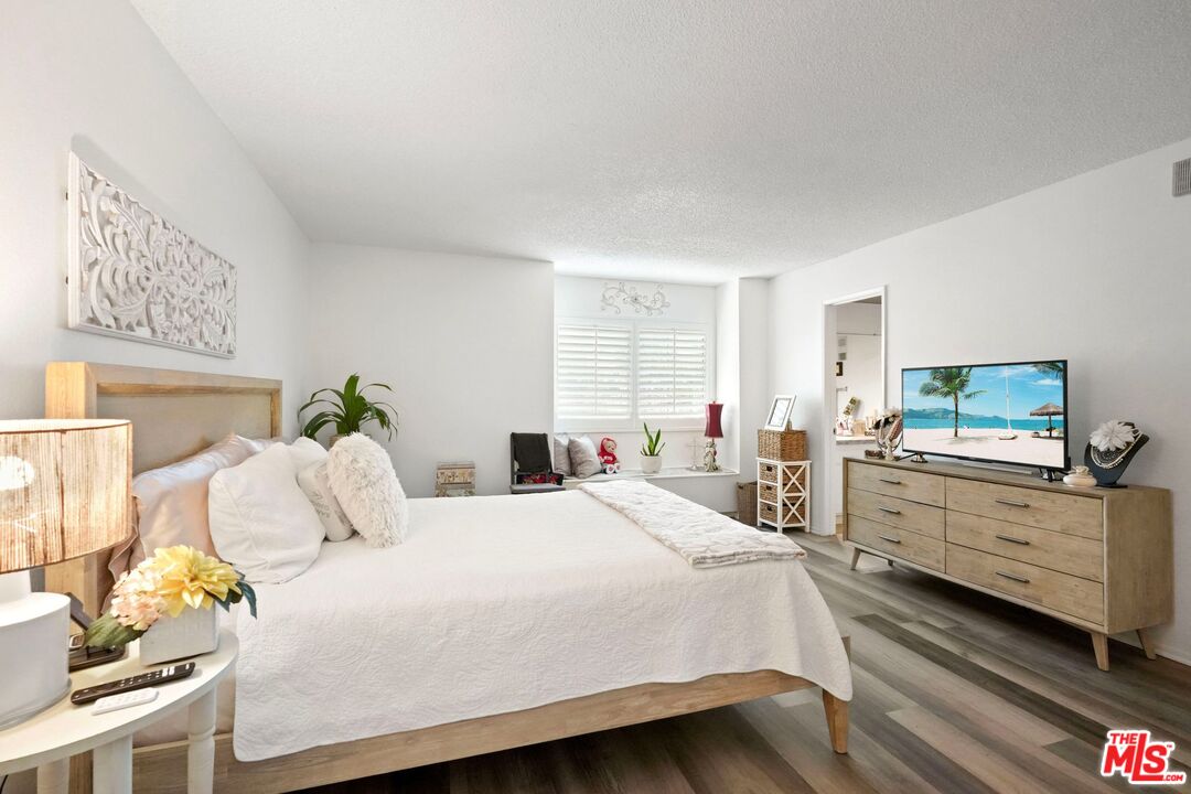 Reseda, California, 91335, United States, 2 Bedrooms Bedrooms, ,3 BathroomsBathrooms,Residential,For Sale,1995543