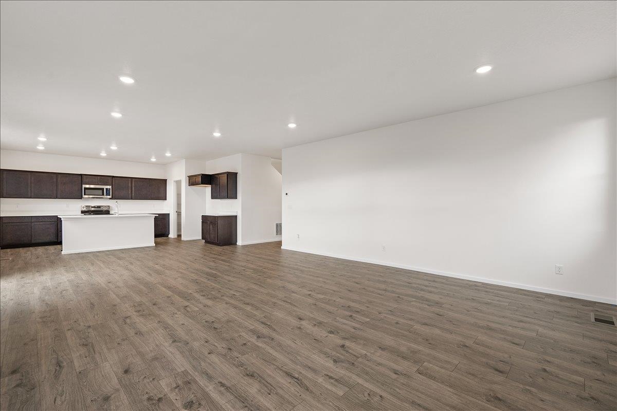 Deer Park, Washington, 99006, United States, 5 Bedrooms Bedrooms, ,2 BathroomsBathrooms,Residential,For Sale,1956687