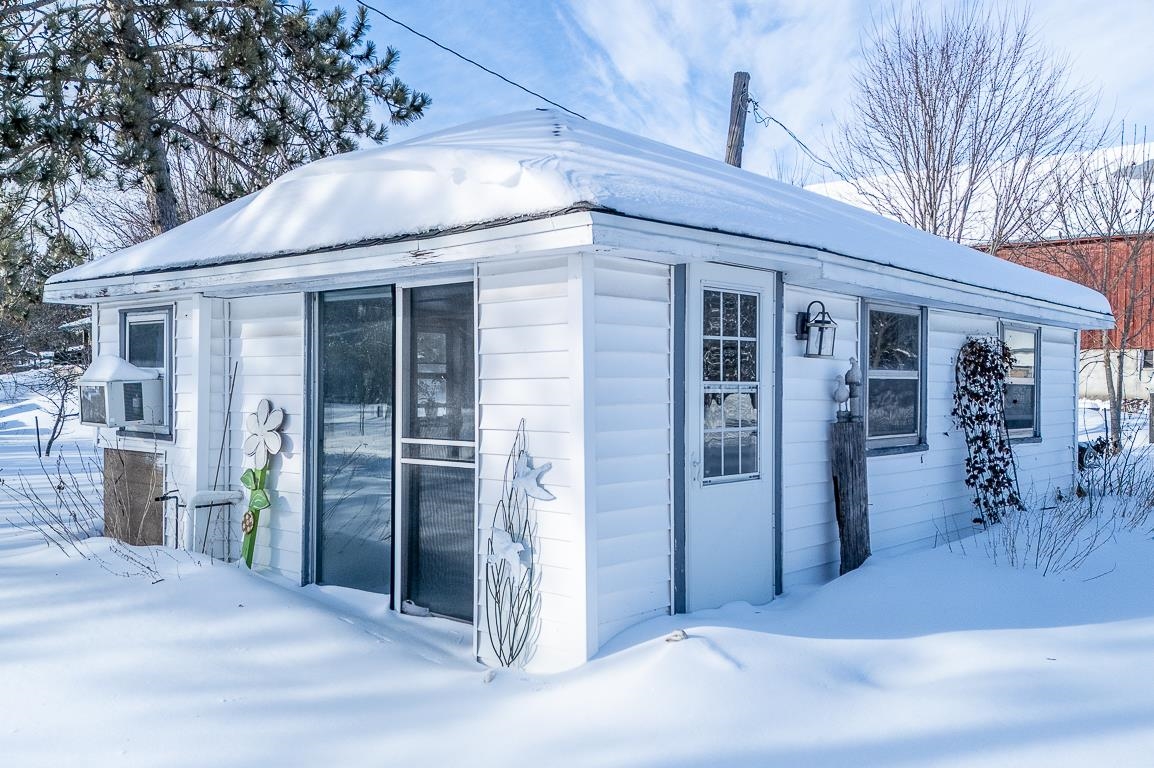 New London, Wisconsin, 54961-8021, United States, 4 Bedrooms Bedrooms, ,2 BathroomsBathrooms,Residential,For Sale,2008203