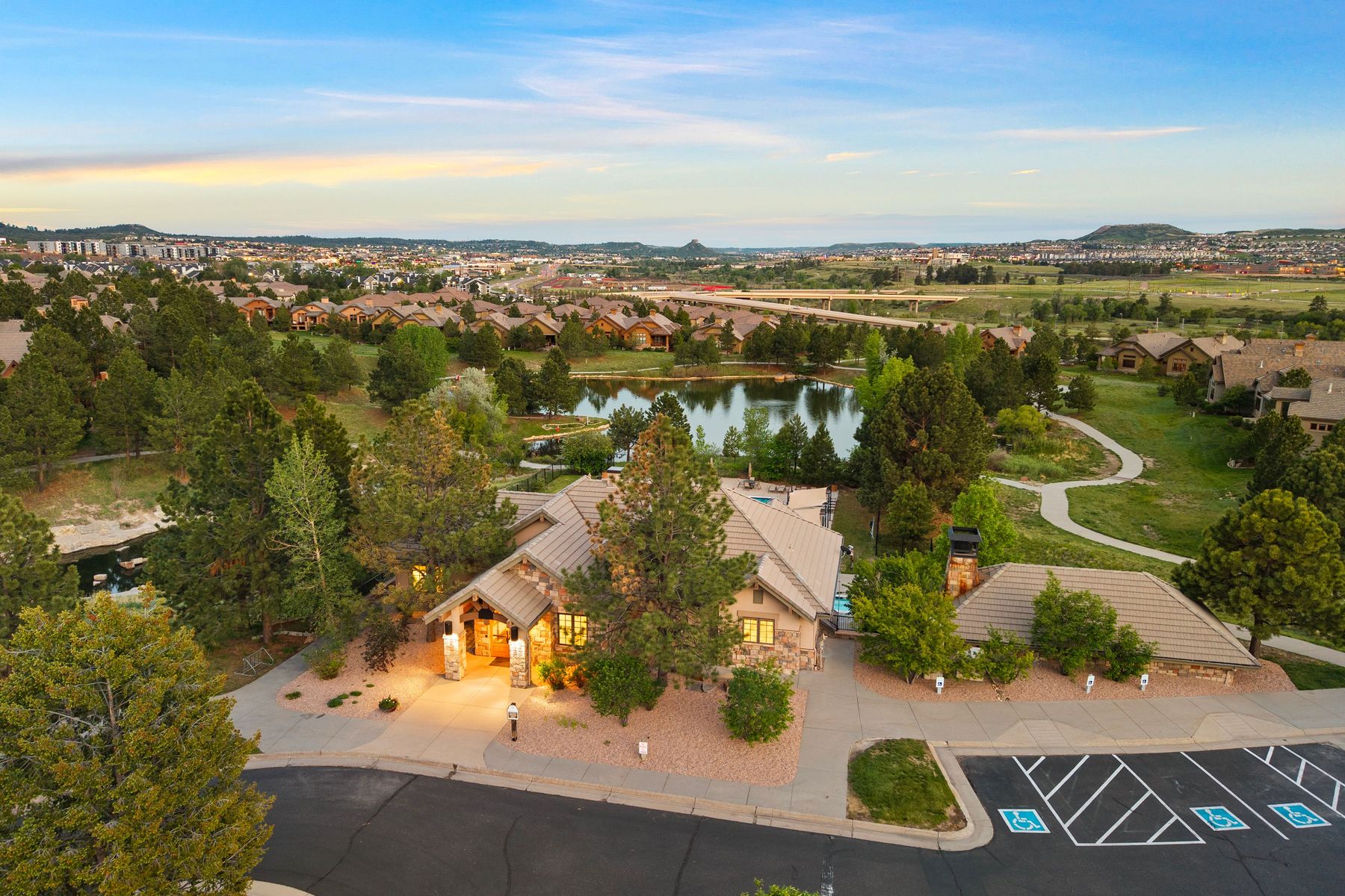  set against a backdrop  of colorado mountain views - 物件實景