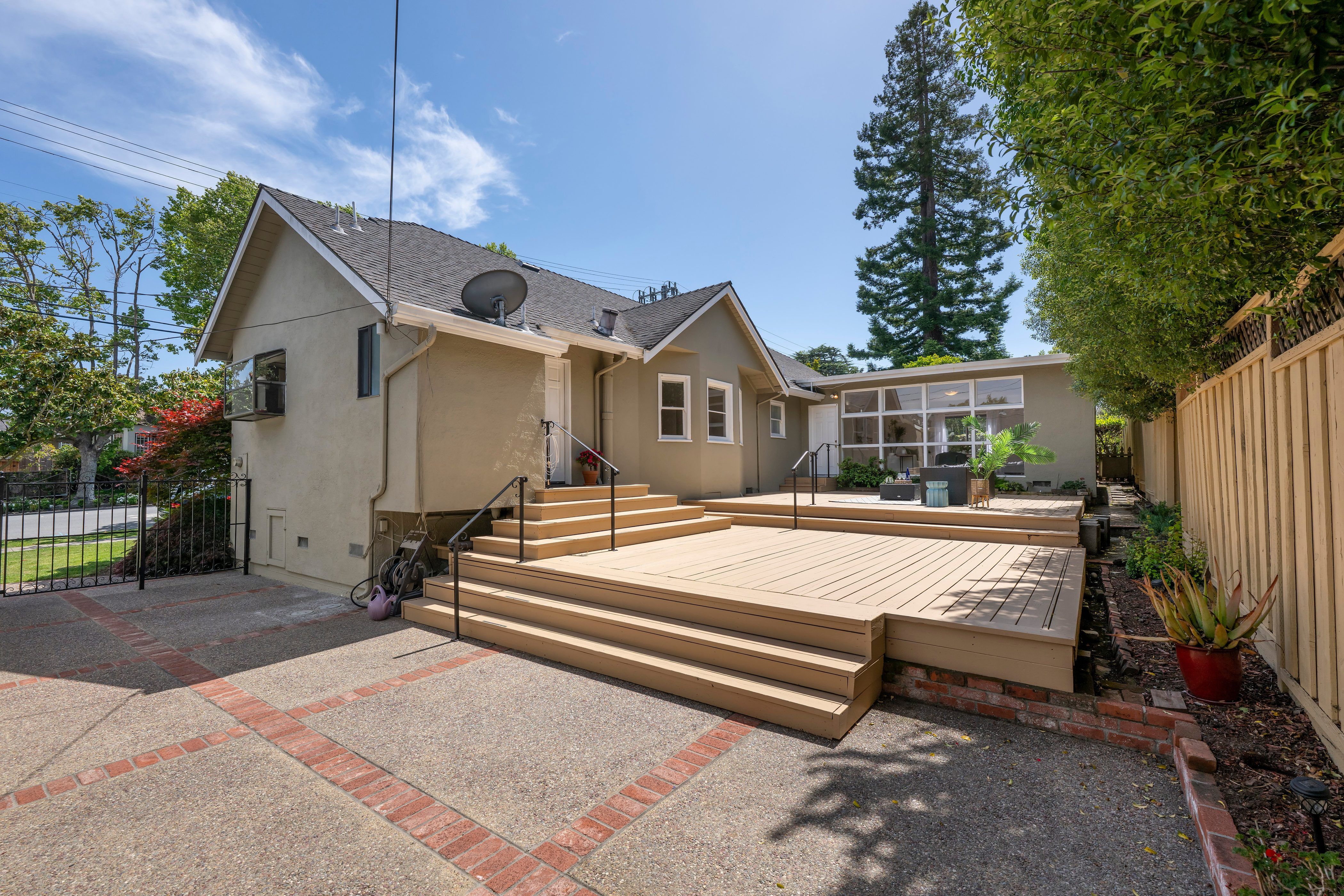  Charming Single-Level Home With ADU on Large Flat Lot - 物件實景