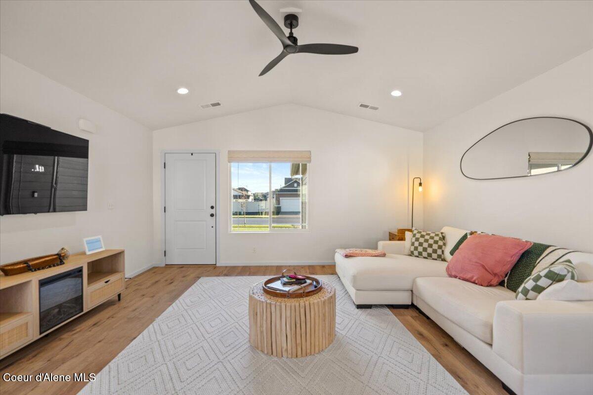 Hayden, Idaho, 83835, United States, 3 Bedrooms Bedrooms, ,2 BathroomsBathrooms,Residential,For Sale,1990456