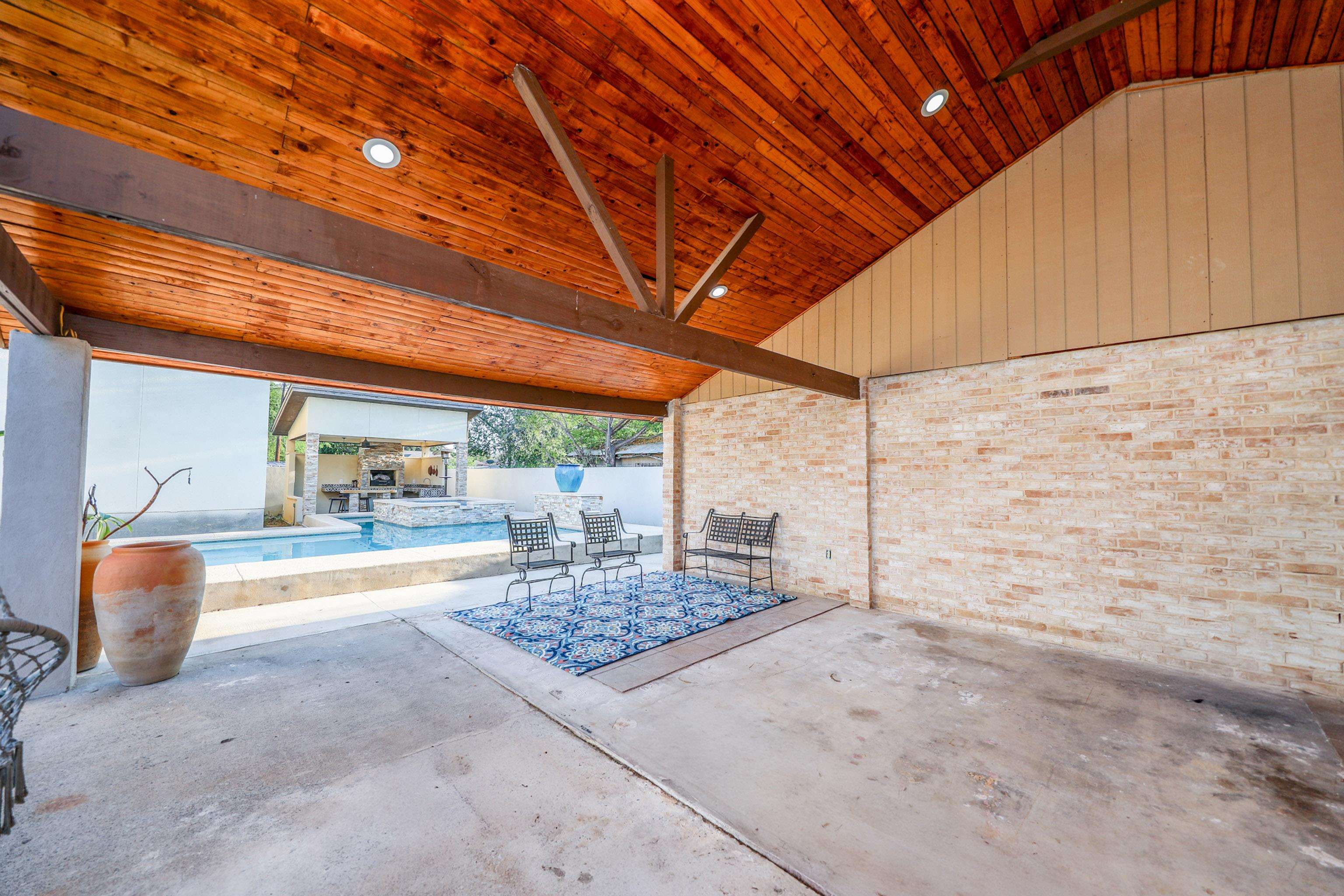 LAREDO, Texas, 78045, United States, 4 Bedrooms Bedrooms, ,4 BathroomsBathrooms,Residential,For Sale,1955145