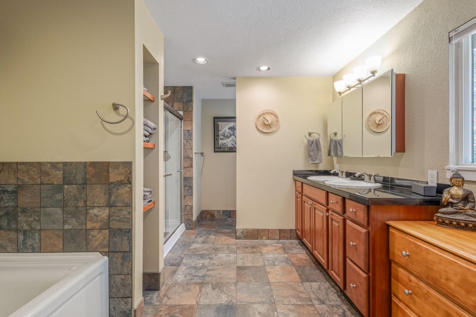 Bend, Oregon, 97702, United States, 3 Bedrooms Bedrooms, ,2 BathroomsBathrooms,Residential,For Sale,1891060