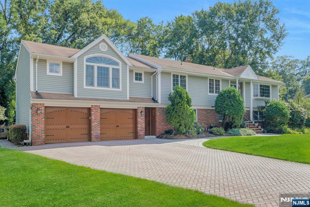 Montvale, New Jersey, 07645, United States, 6 Bedrooms Bedrooms, ,4 BathroomsBathrooms,Residential,For Sale,1950973