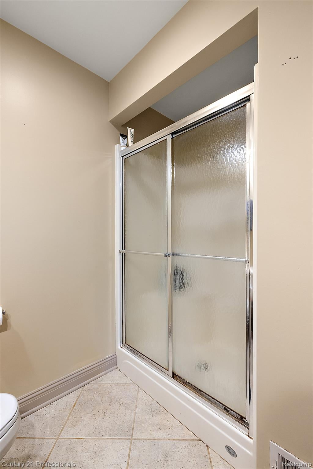 GrandBlanc, Michigan, 48439, United States, 4 Bedrooms Bedrooms, ,5 BathroomsBathrooms,Residential,For Sale,1980457