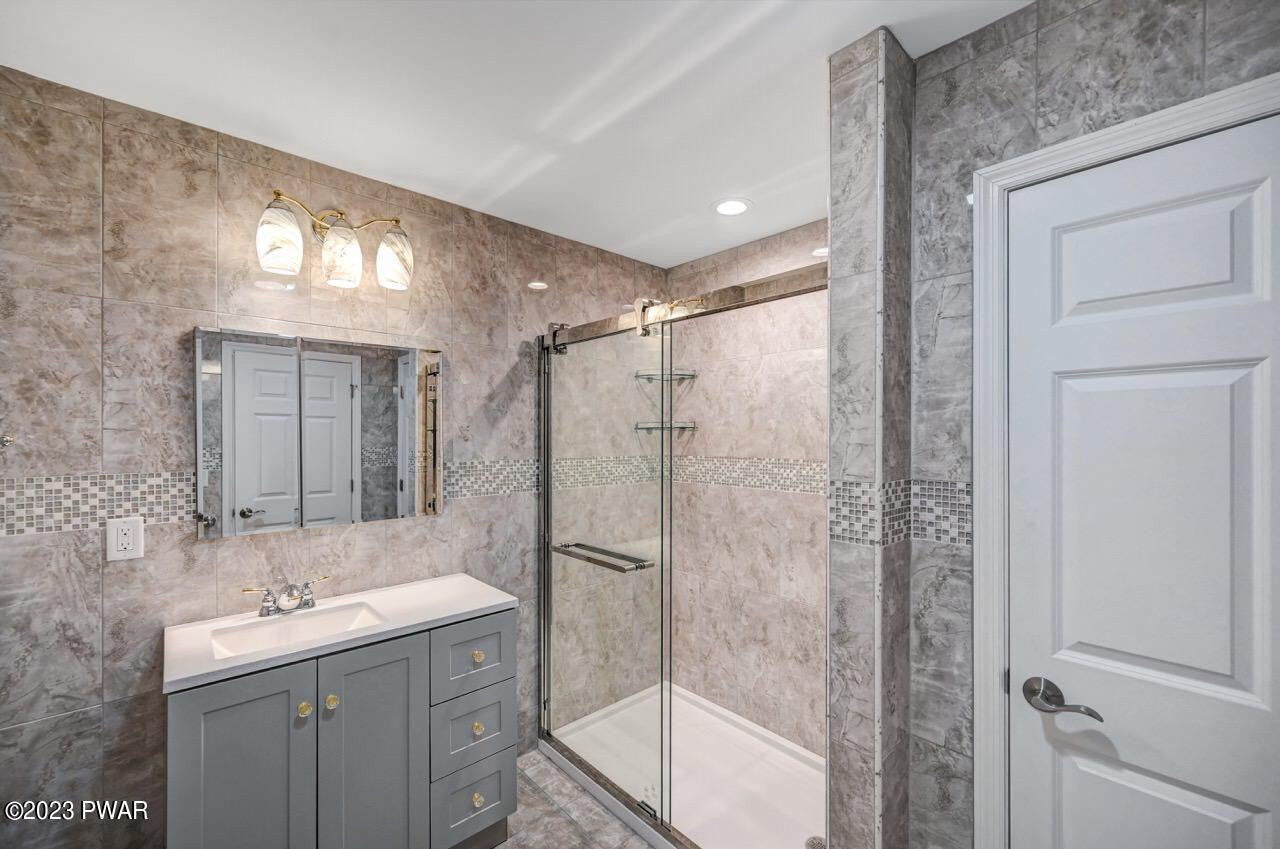 Lake Ariel, Pennsylvania, 18436, United States, 4 Bedrooms Bedrooms, ,4 BathroomsBathrooms,Residential,For Sale,2010728