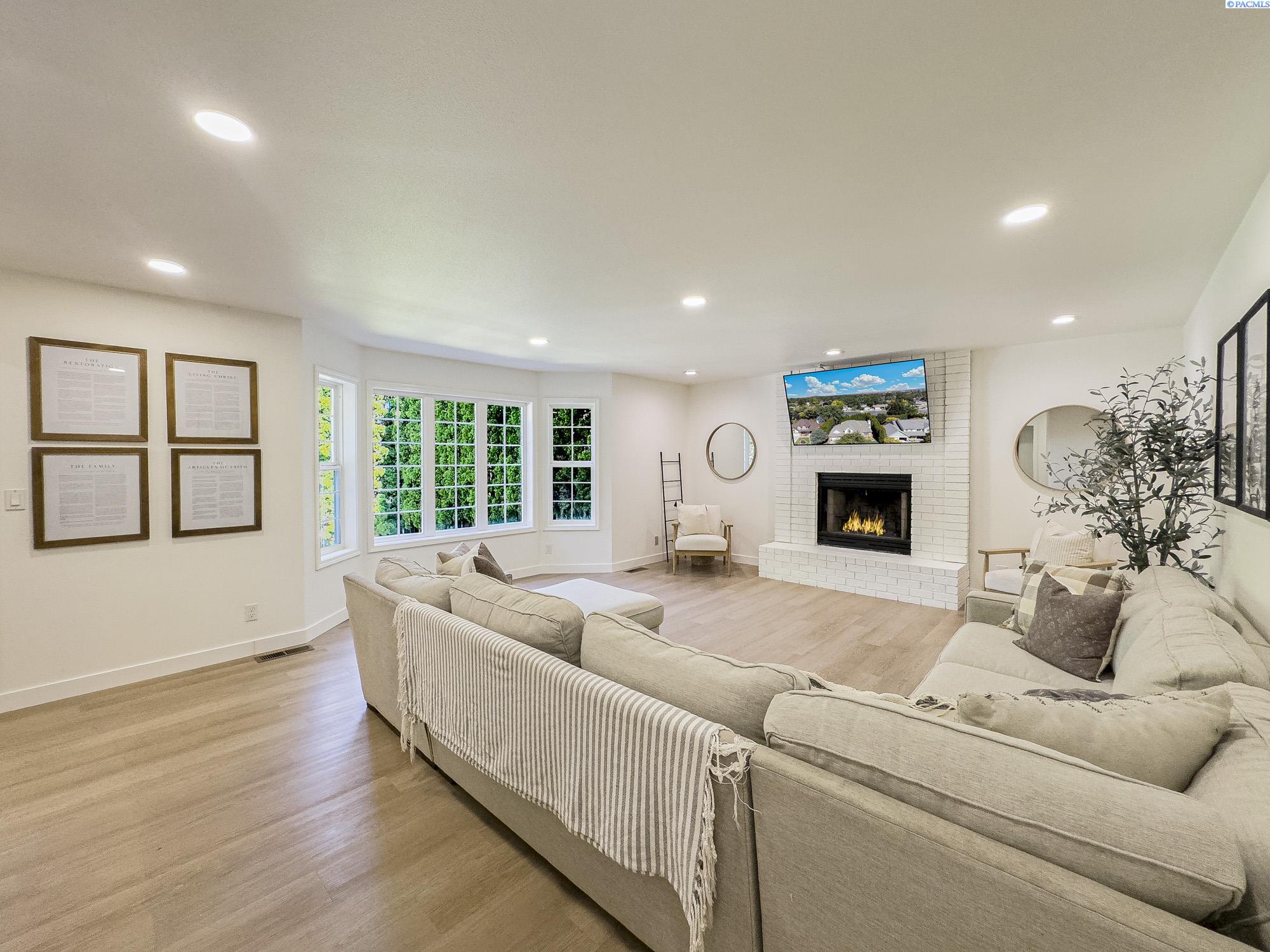 Richland, Washington, 99352, United States, 5 Bedrooms Bedrooms, ,4 BathroomsBathrooms,Residential,For Sale,1927234