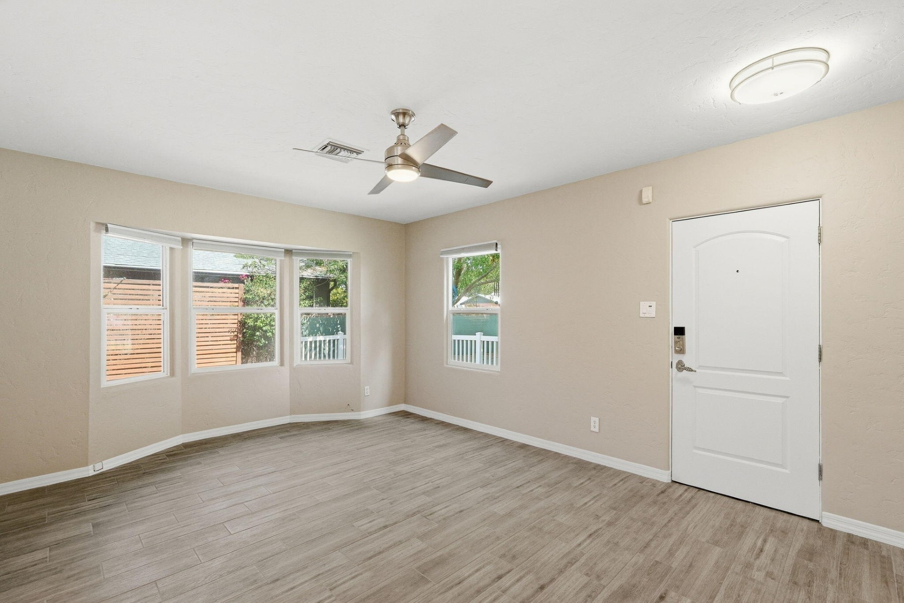  1046 E Clarendon Avenue Phoenix, AZ - 物件實景