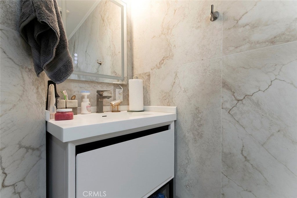 Glendale, California, 91201, United States, 4 Bedrooms Bedrooms, ,5 BathroomsBathrooms,Residential,For Sale,1969452