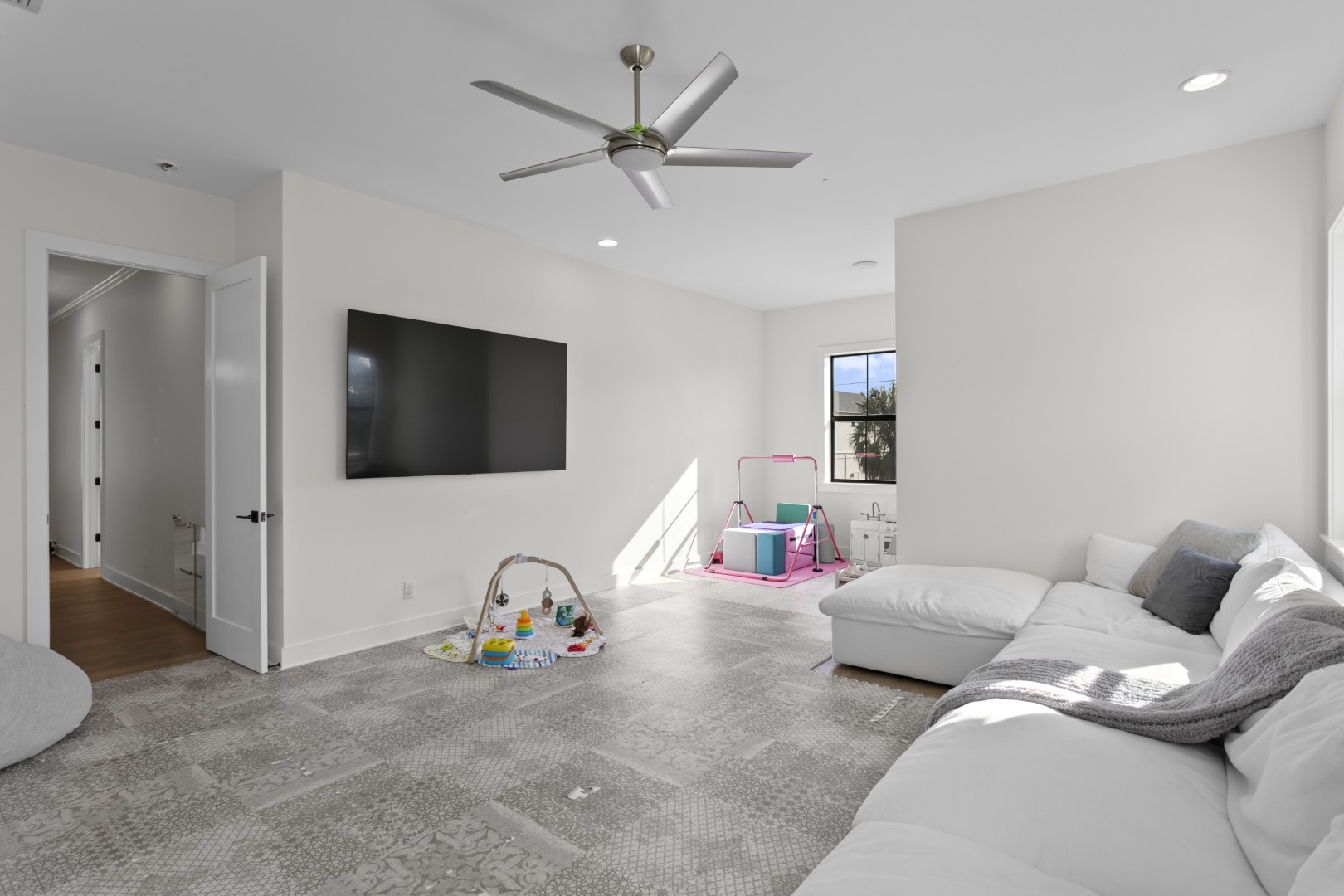 Tampa, Florida, 33609, United States, 5 Bedrooms Bedrooms, ,5 BathroomsBathrooms,Residential,For Sale,2008551