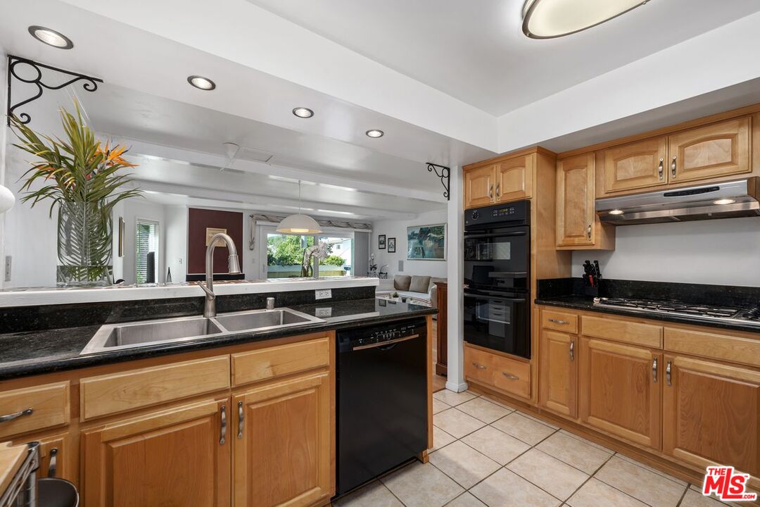 Santa Monica, California, 90404, United States, 3 Bedrooms Bedrooms, ,3 BathroomsBathrooms,Residential,For Sale,1779157