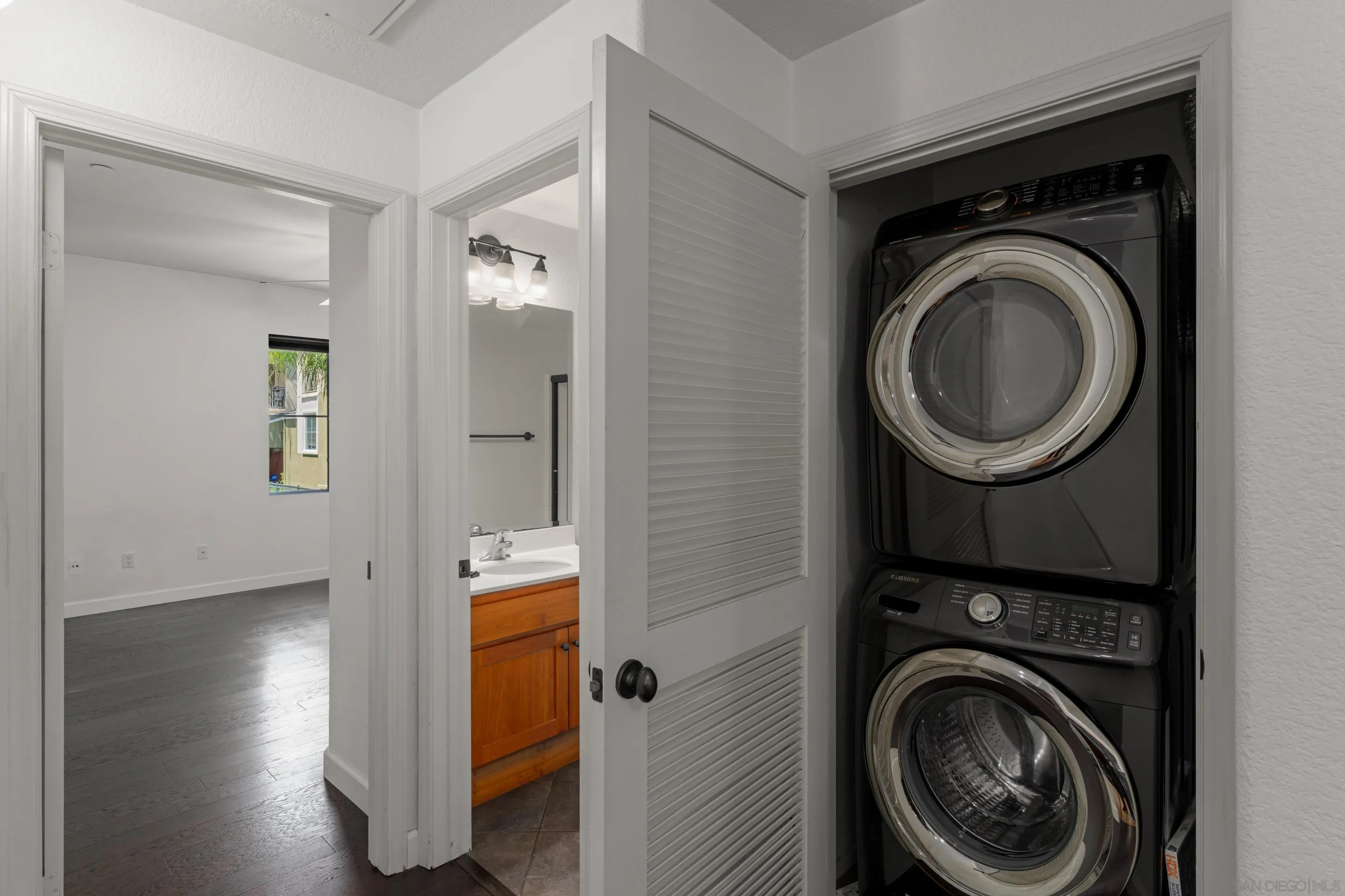 San Diego, California, 92123, United States, 2 Bedrooms Bedrooms, ,2 BathroomsBathrooms,Residential,For Sale,1939534