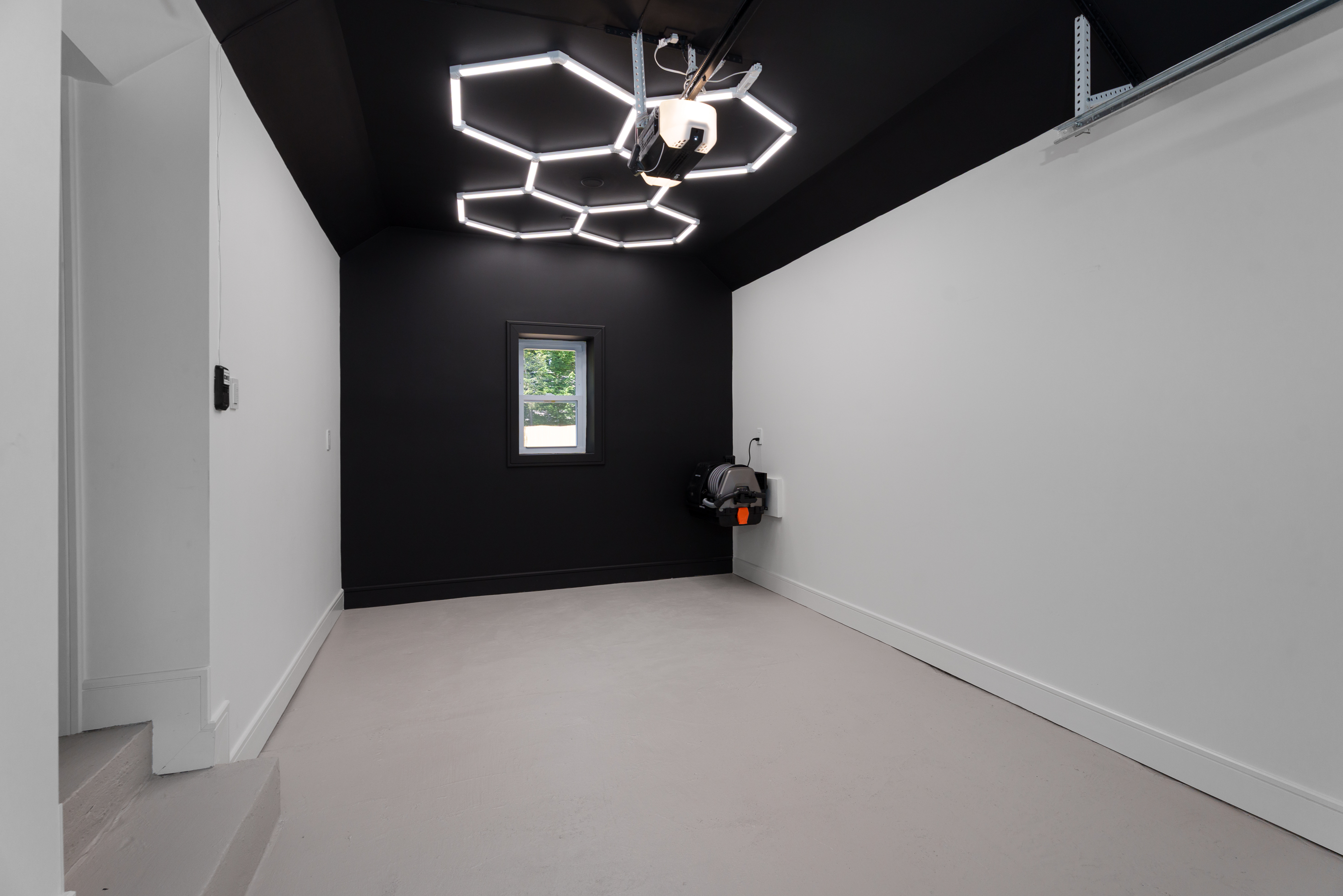  Design-Savvy Renovation Steps from Nature and Town - 物件實景