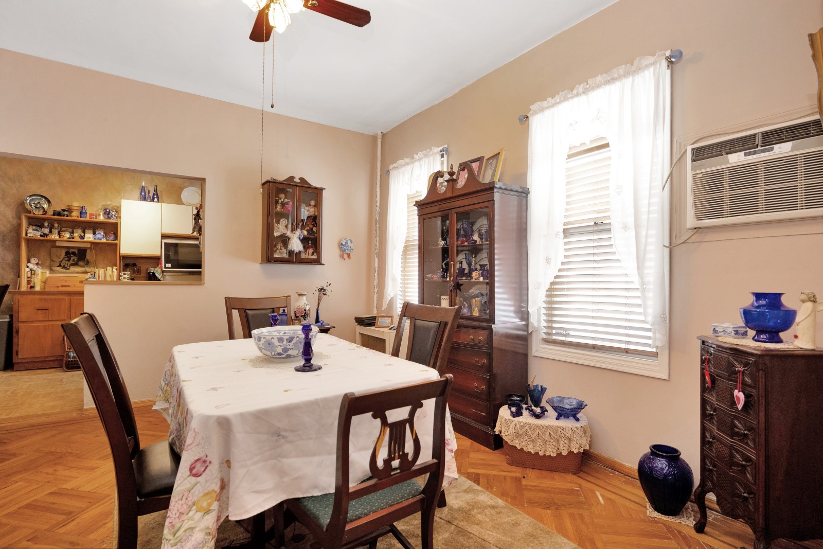 Middle Village, New York, 11379, United States, 4 Bedrooms Bedrooms, ,3 BathroomsBathrooms,Residential,For Sale,1827631