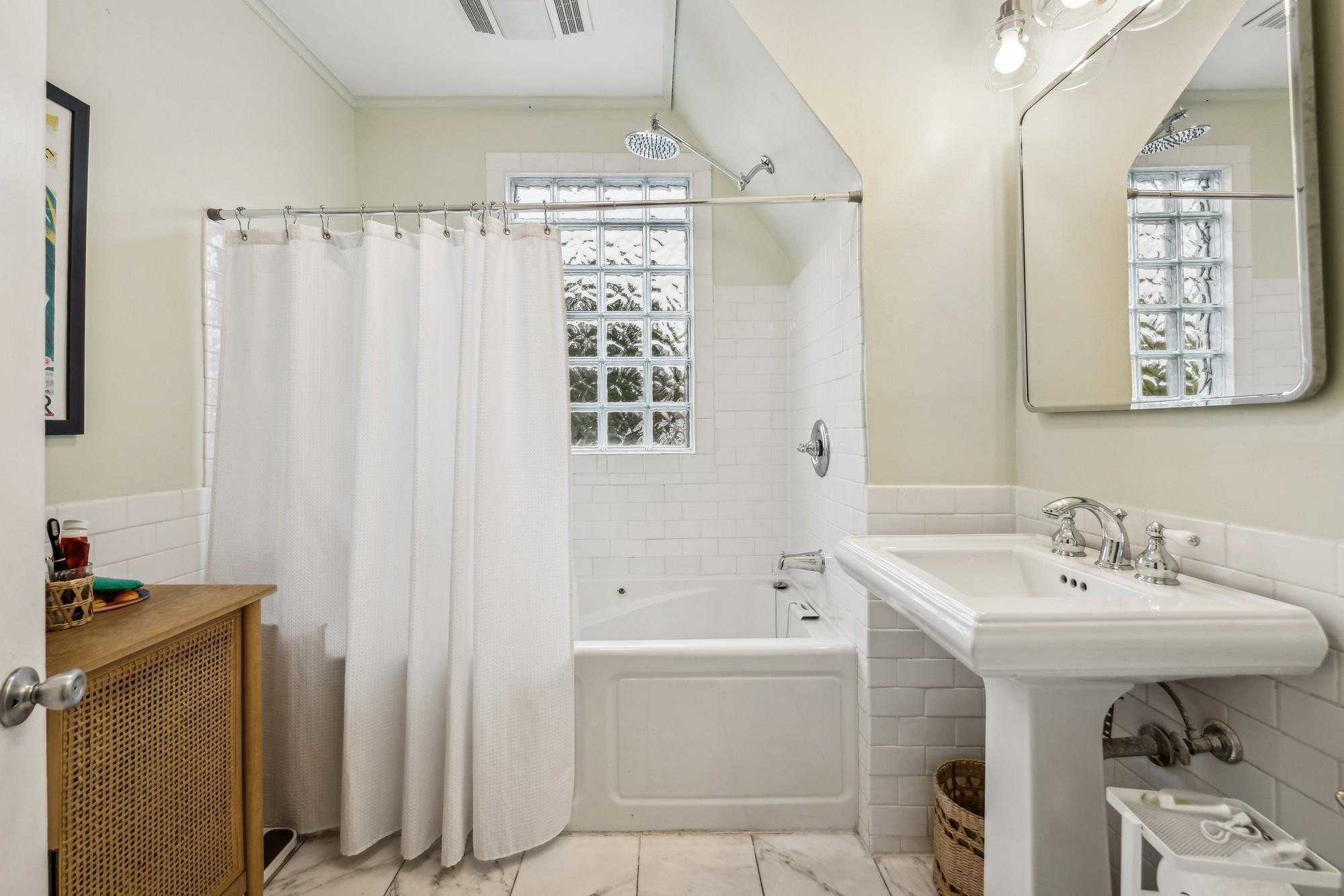 Minneapolis, Minnesota, 55408, United States, 4 Bedrooms Bedrooms, ,2 BathroomsBathrooms,Residential,For Sale,1898421