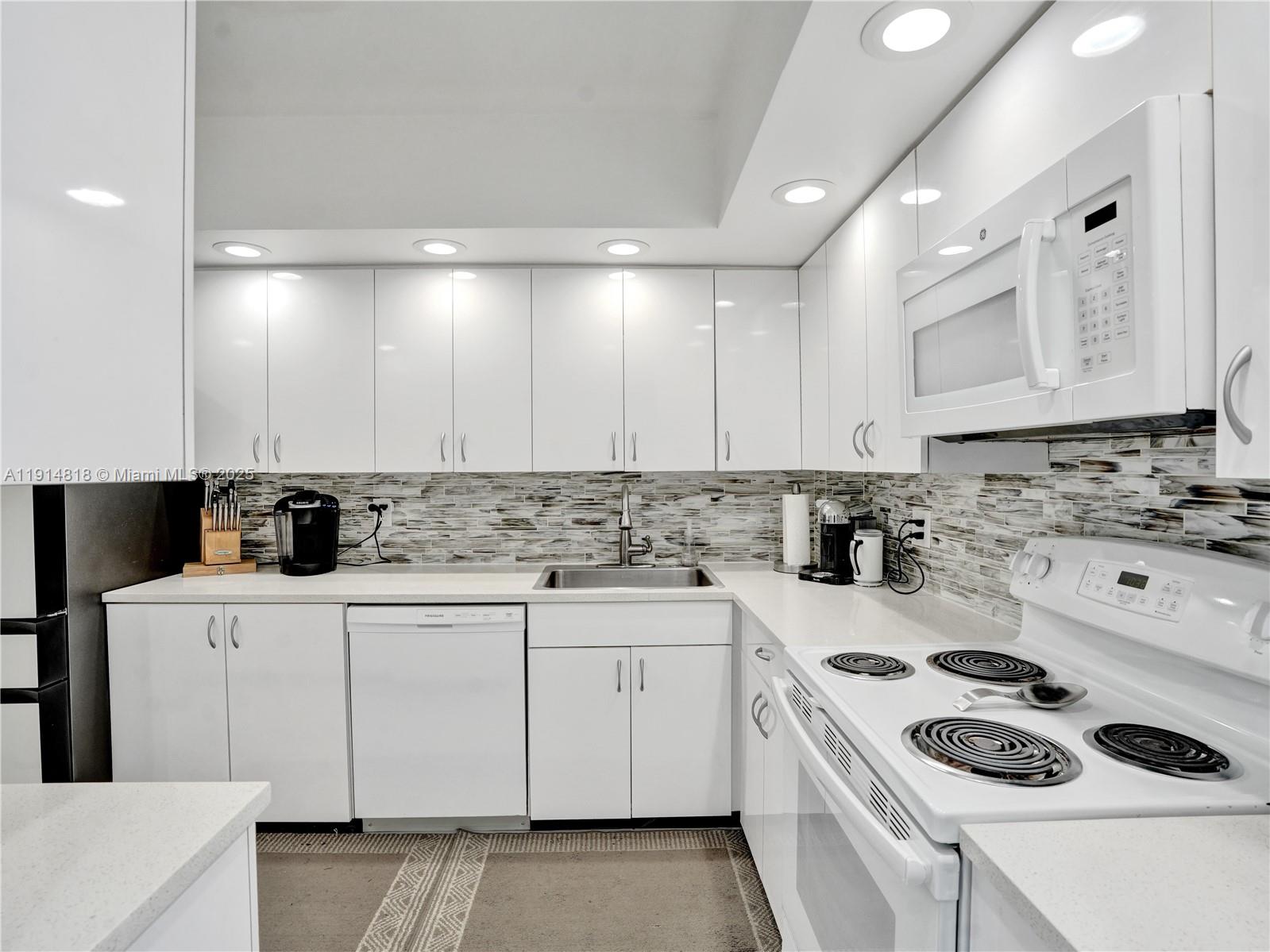 Hollywood, Florida, 33021, United States, 2 Bedrooms Bedrooms, ,3 BathroomsBathrooms,Residential,For Sale,1997464