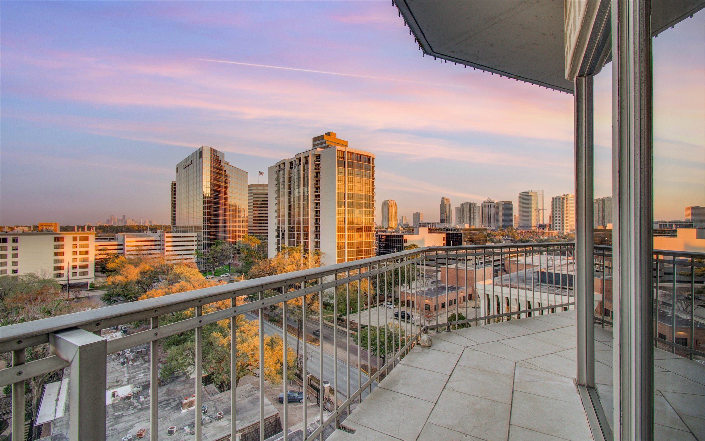  5050 Woodway Drive #8N - 物件實景