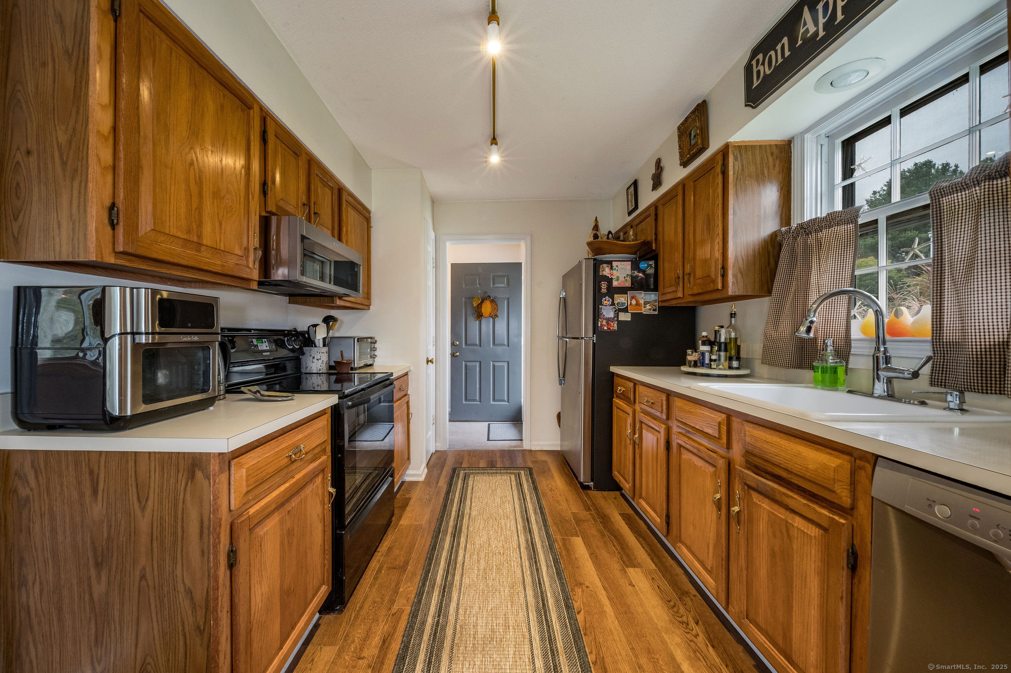 Madison, Connecticut, 06443, United States, 2 Bedrooms Bedrooms, ,2 BathroomsBathrooms,Residential,For Sale,1988022