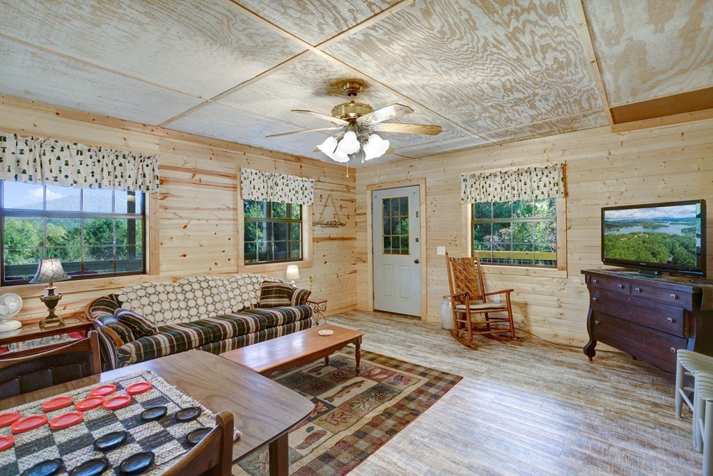 Hiawassee, Georgia, 30546, United States, 2 Bedrooms Bedrooms, ,3 BathroomsBathrooms,Residential,For Sale,1979579