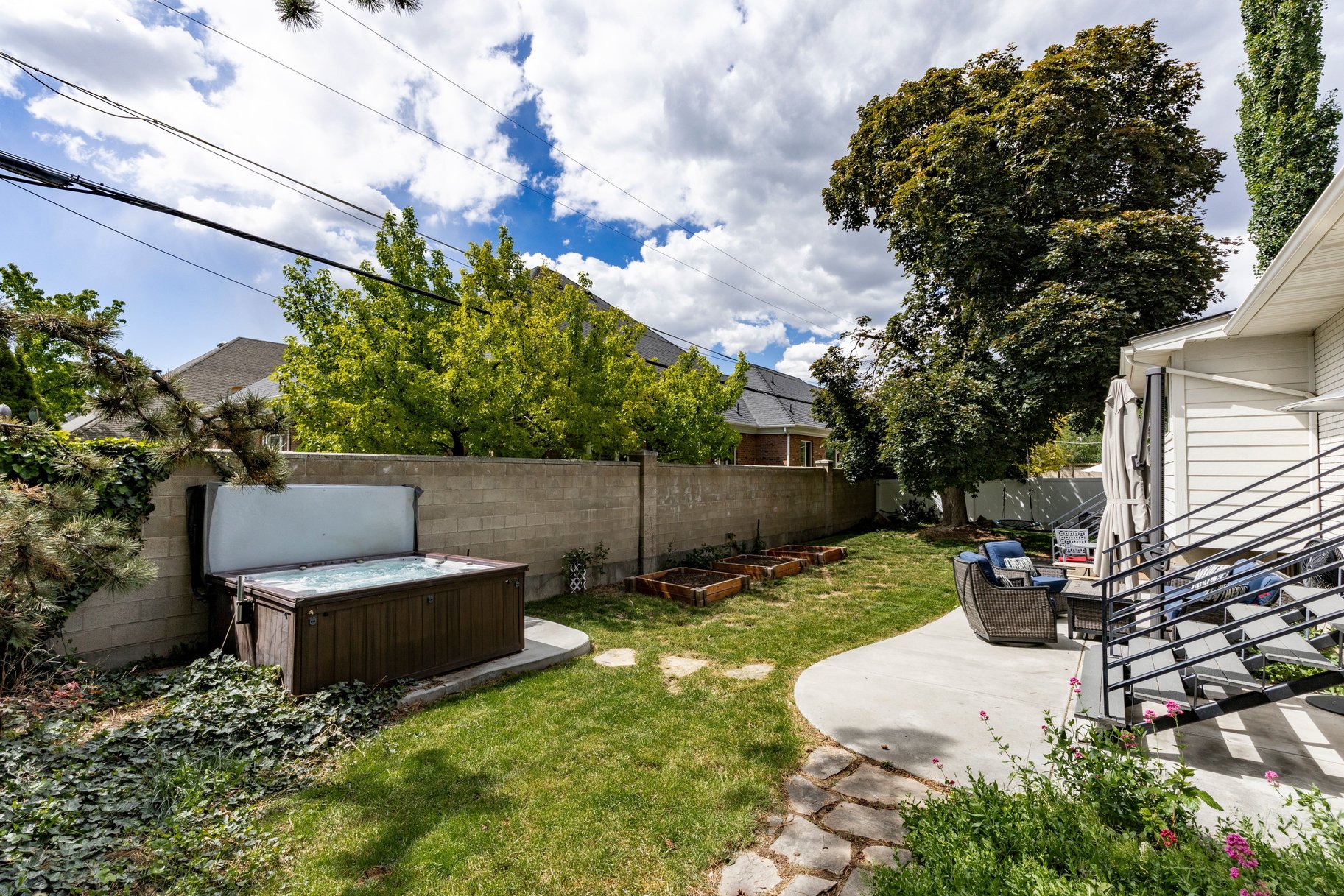 Modernized Millcreek Rambler with Open Living & Private Backyard - 物件實景