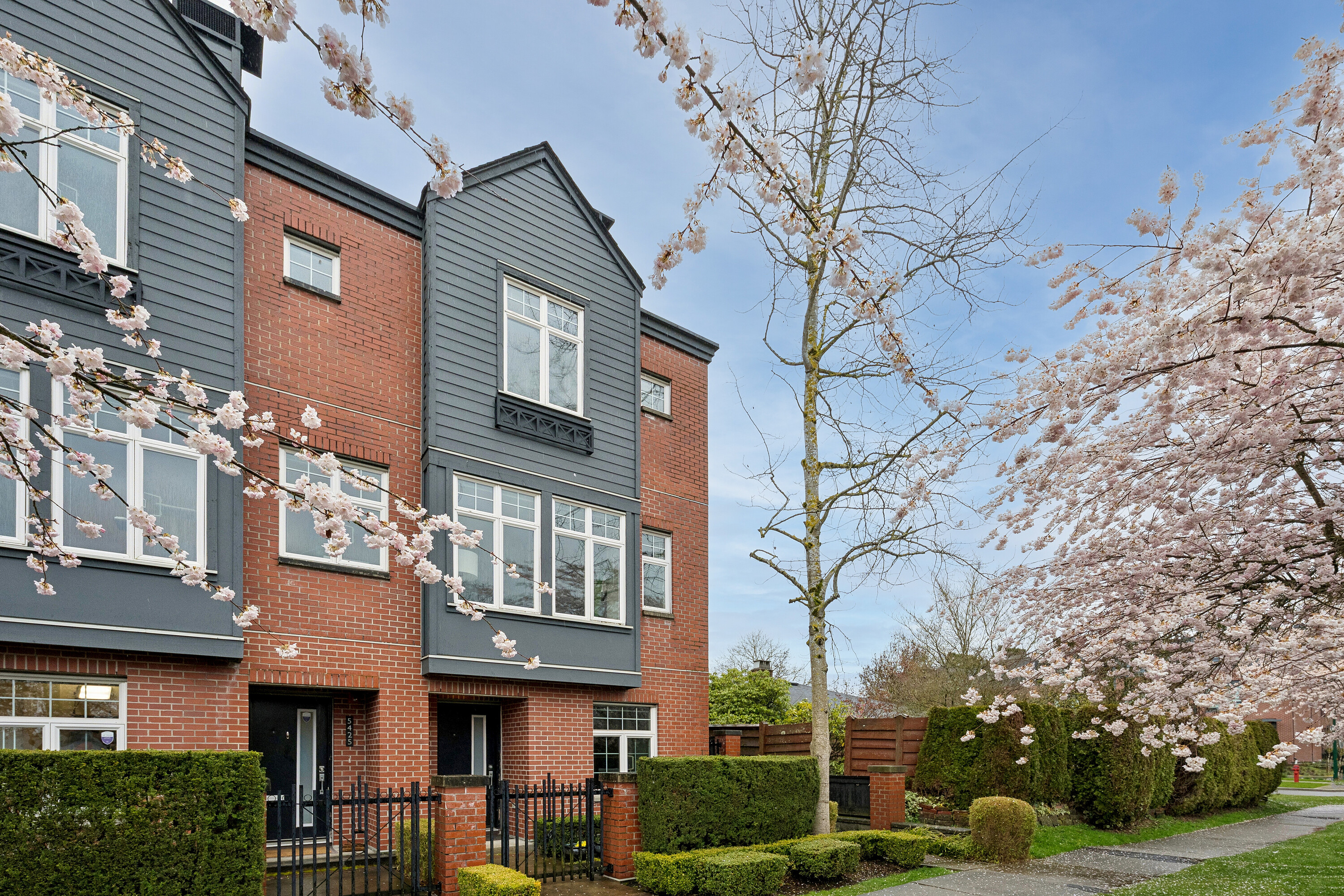  Elevated End-Unit Townhome - 物件實景