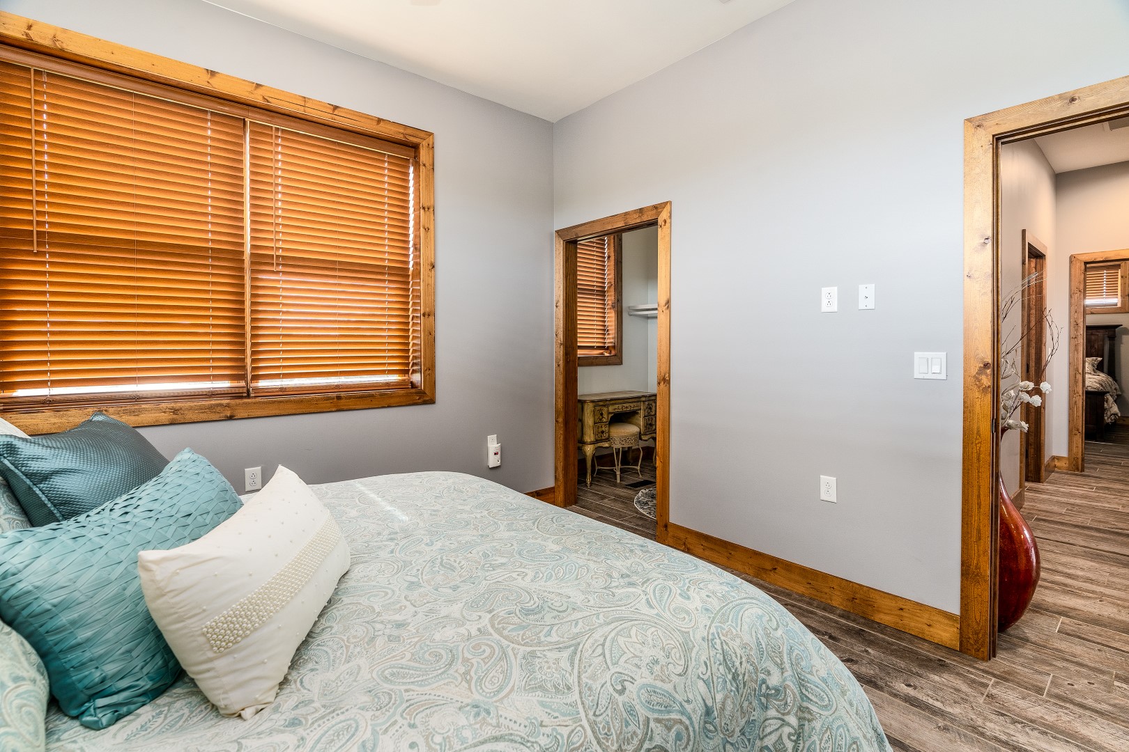 Carbondale, Illinois, 62902, United States, 3 Bedrooms Bedrooms, ,8 BathroomsBathrooms,Residential,For Sale,1986074