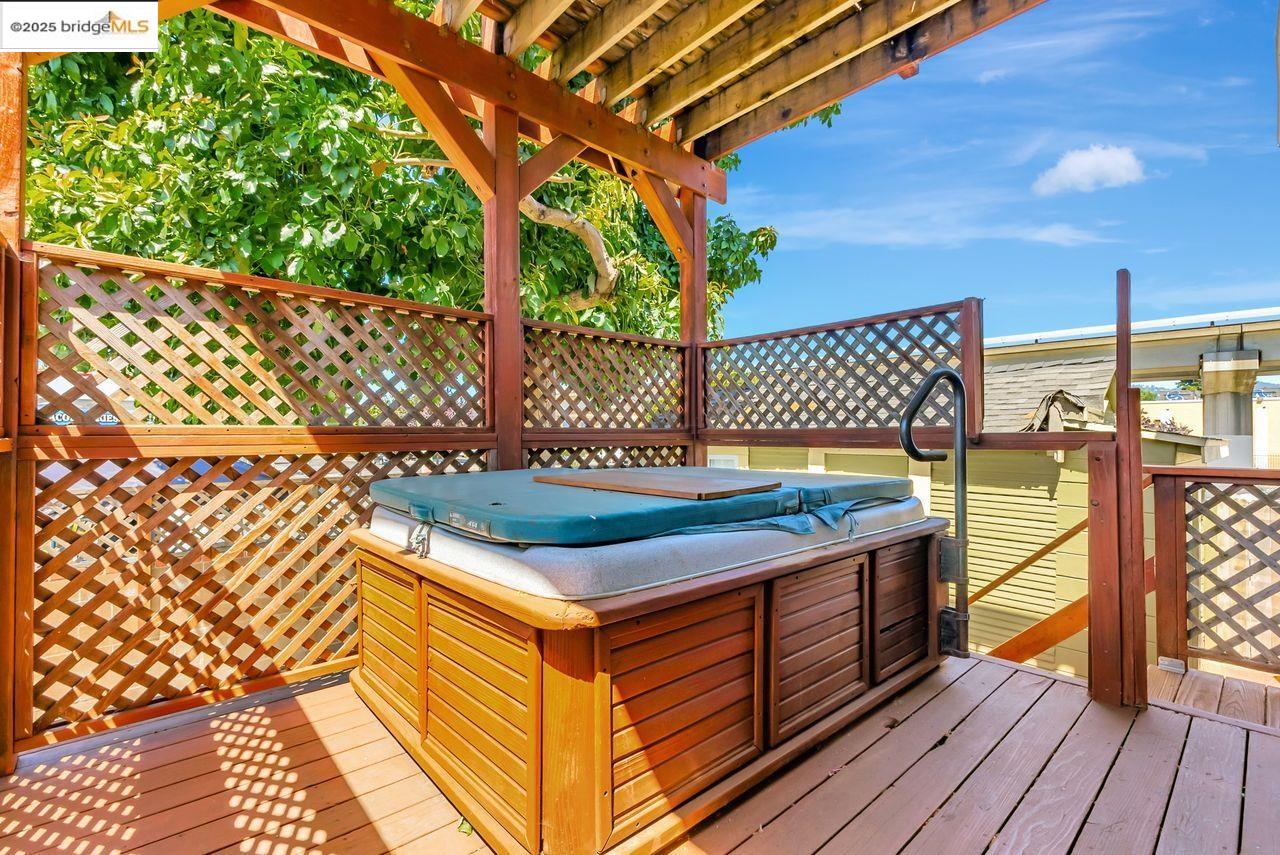 Oakland, California, 94608, United States, 6 Bedrooms Bedrooms, ,3 BathroomsBathrooms,Residential,For Sale,1939780