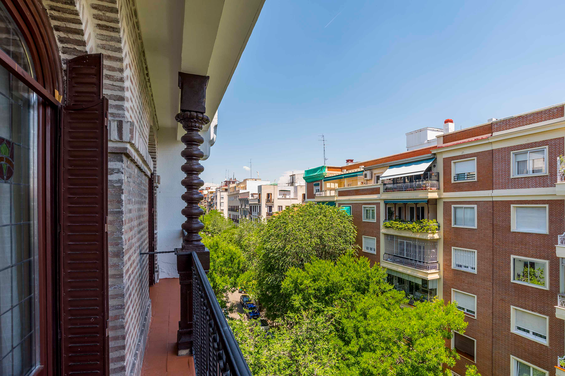  Protected architecture, light, height, and three balconies to the street - 物件實景