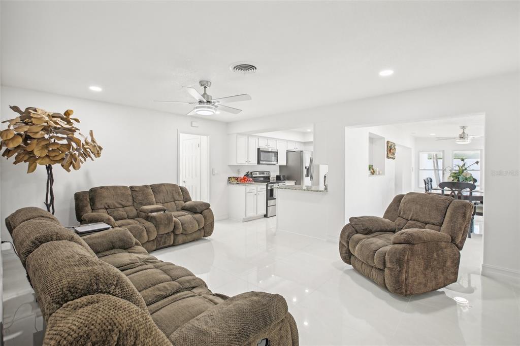St Petersburg, Florida, 33710, United States, 3 Bedrooms Bedrooms, ,2 BathroomsBathrooms,Residential,For Sale,1849004