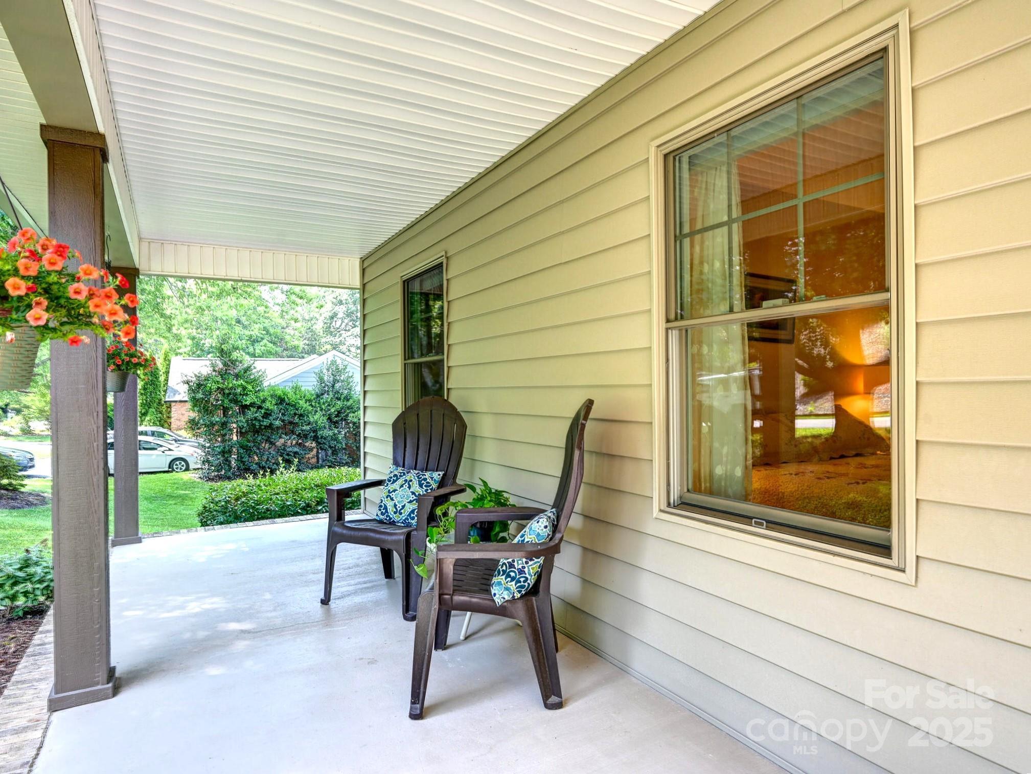 Hendersonville, North Carolina, 28739, United States, 3 Bedrooms Bedrooms, ,3 BathroomsBathrooms,Residential,For Sale,1890960