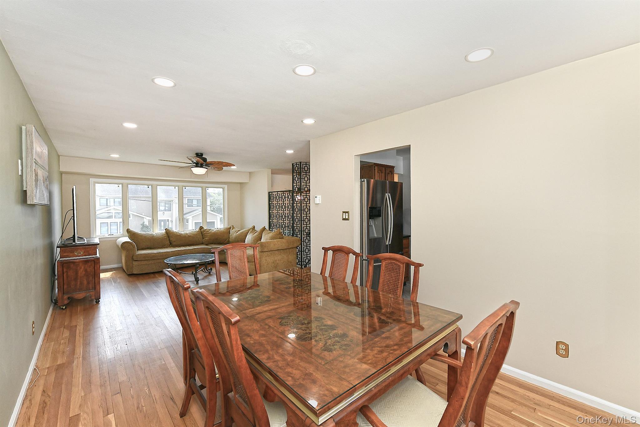 Hicksville, New York, 11801, United States, 3 Bedrooms Bedrooms, ,3 BathroomsBathrooms,Residential,For Sale,1932624